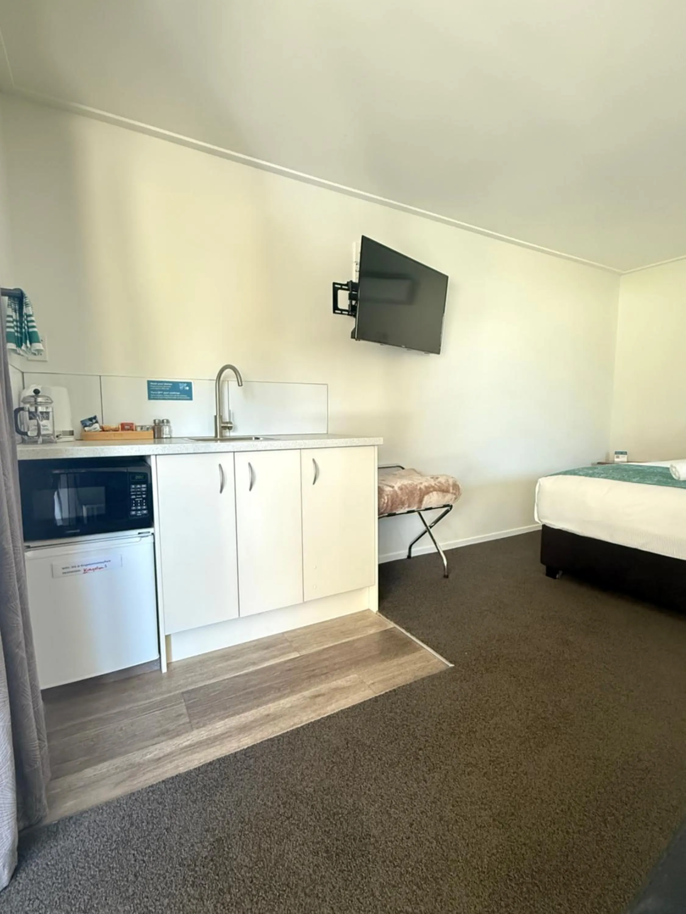 Kitchen or kitchenette, Bed in Kingston TOP 10 Holiday Park