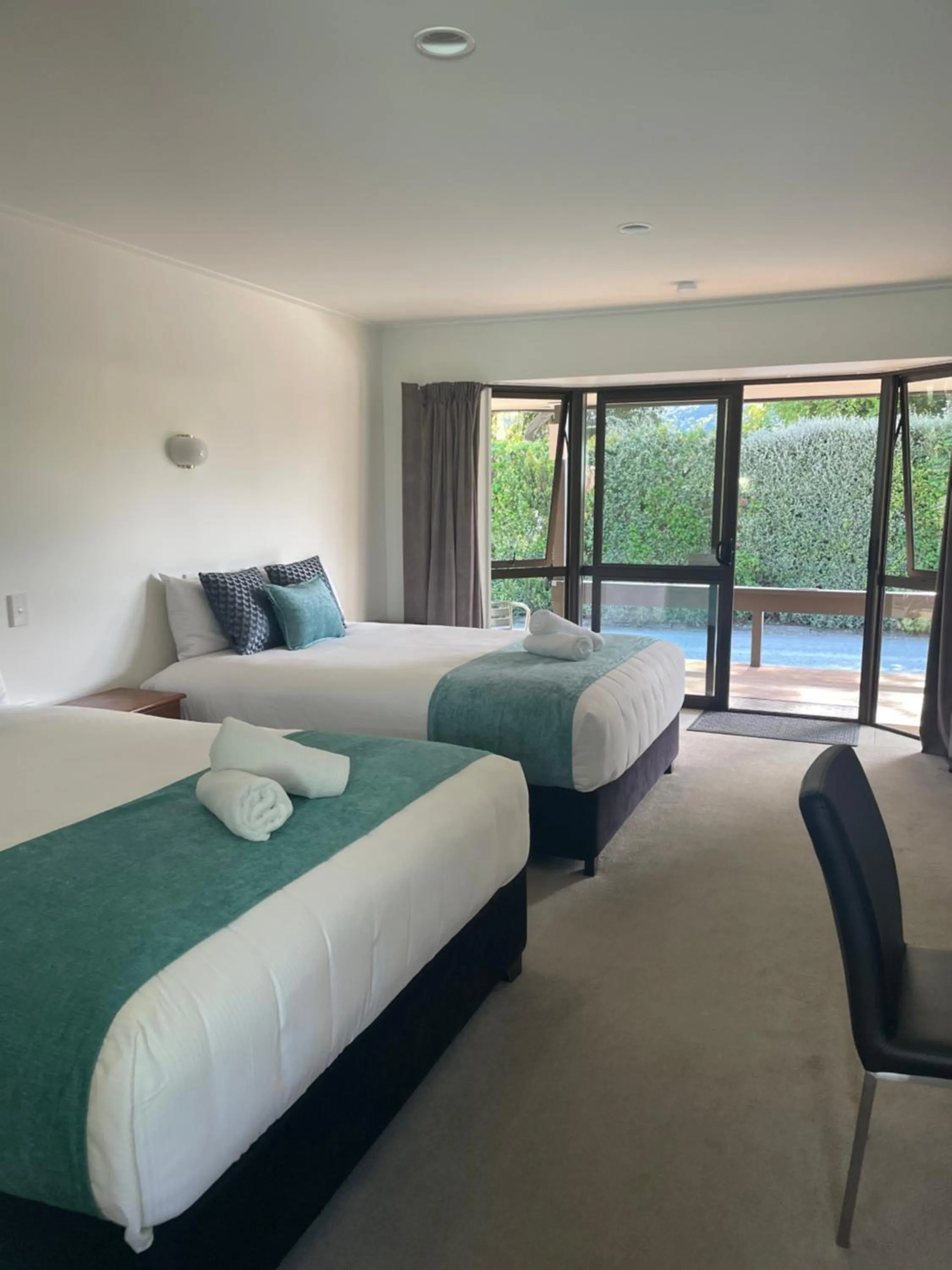 Photo of the whole room, Bed in Kingston TOP 10 Holiday Park