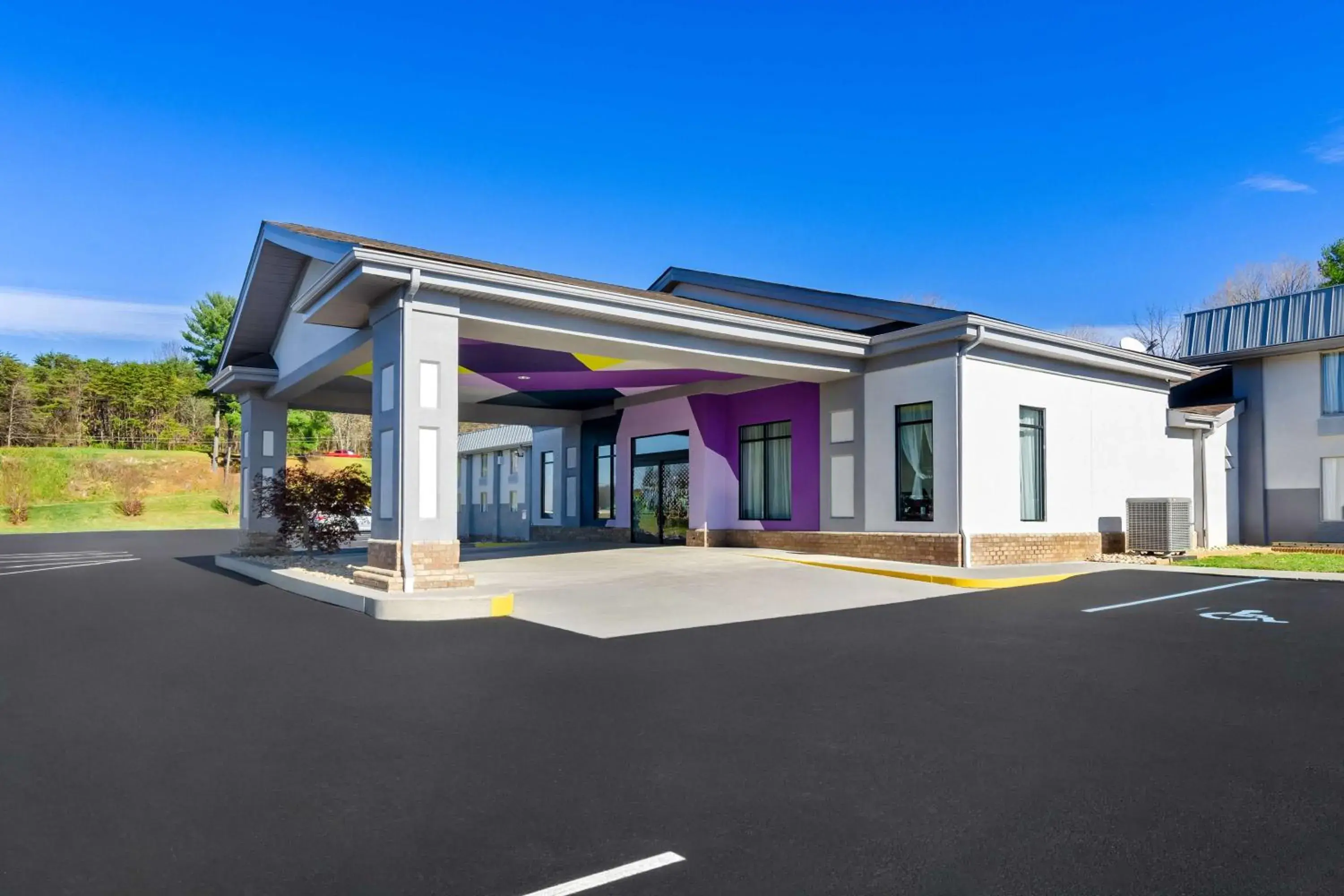 Property building in Super 8 by Wyndham Daleville/Roanoke Property building in Super 8 by Wyndham Daleville/Roanoke