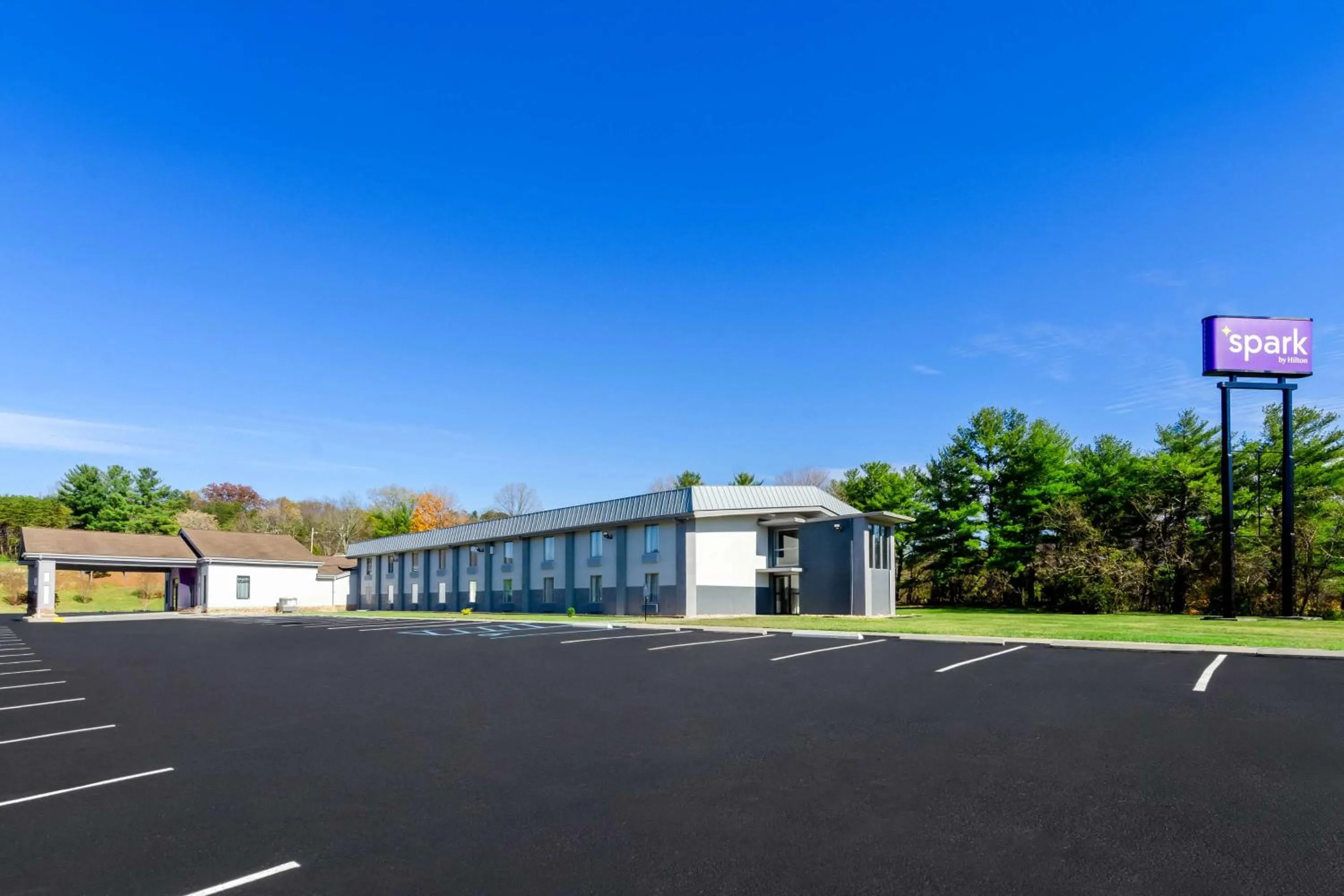 Property building in Spark by Hilton Daleville Roanoke North