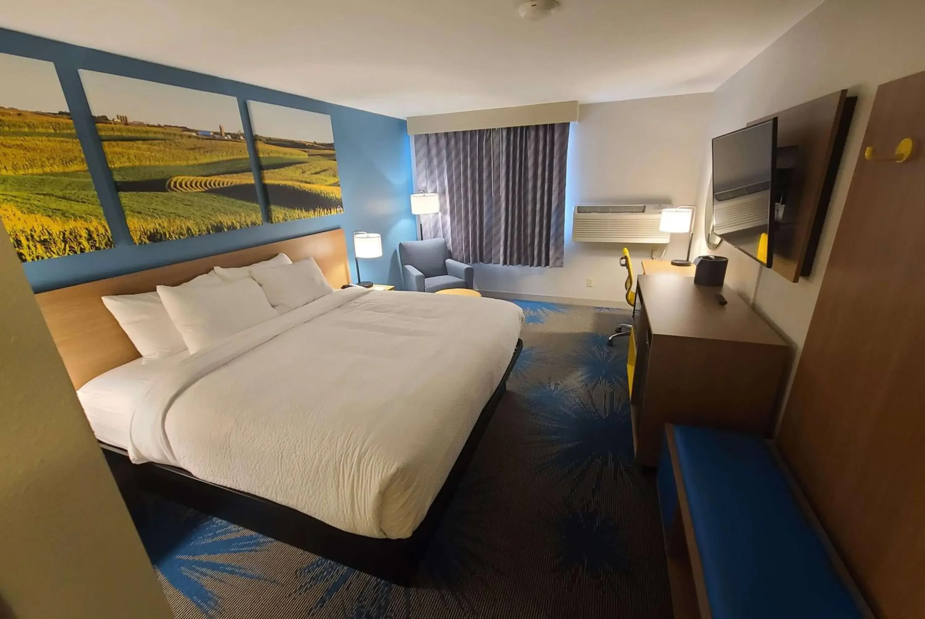 Photo of the whole room, Bed in Days Inn by Wyndham Johnson Creek Photo of the whole room, Bed in Days Inn by Wyndham Johnson Creek