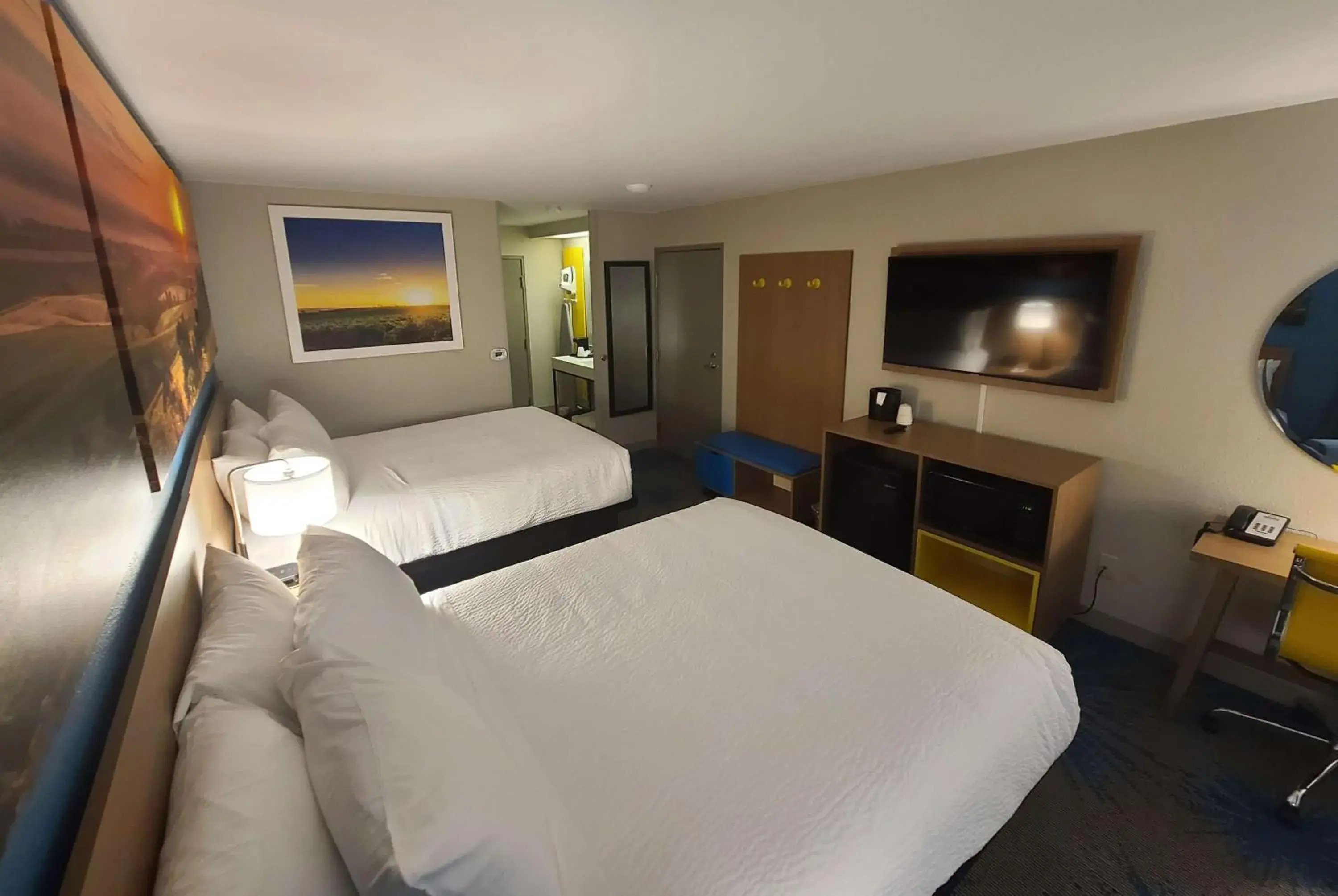 Photo of the whole room, Bed in Days Inn by Wyndham Johnson Creek Photo of the whole room, Bed in Days Inn by Wyndham Johnson Creek