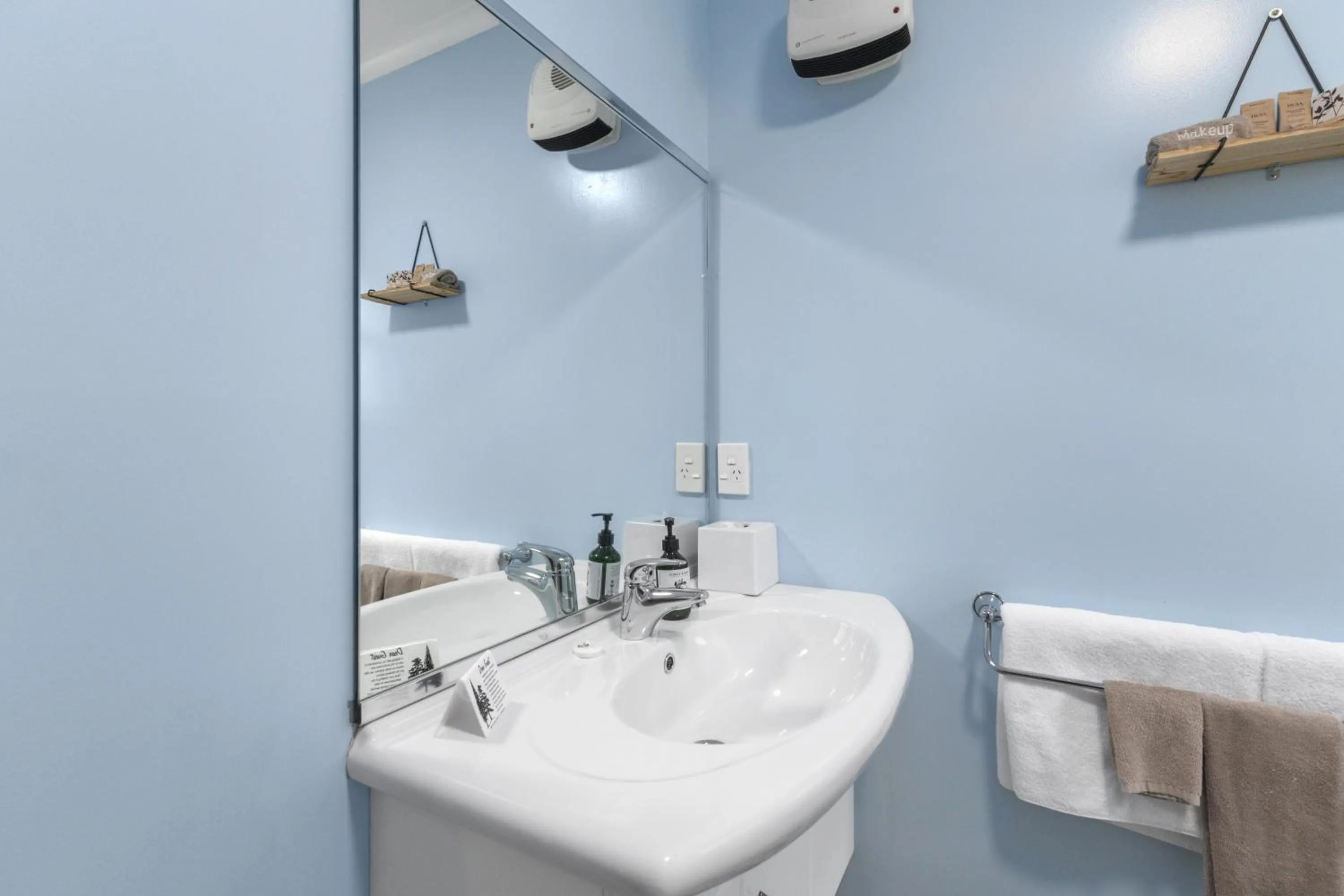 Bathroom in ASURE Scenic Route Motor Lodge