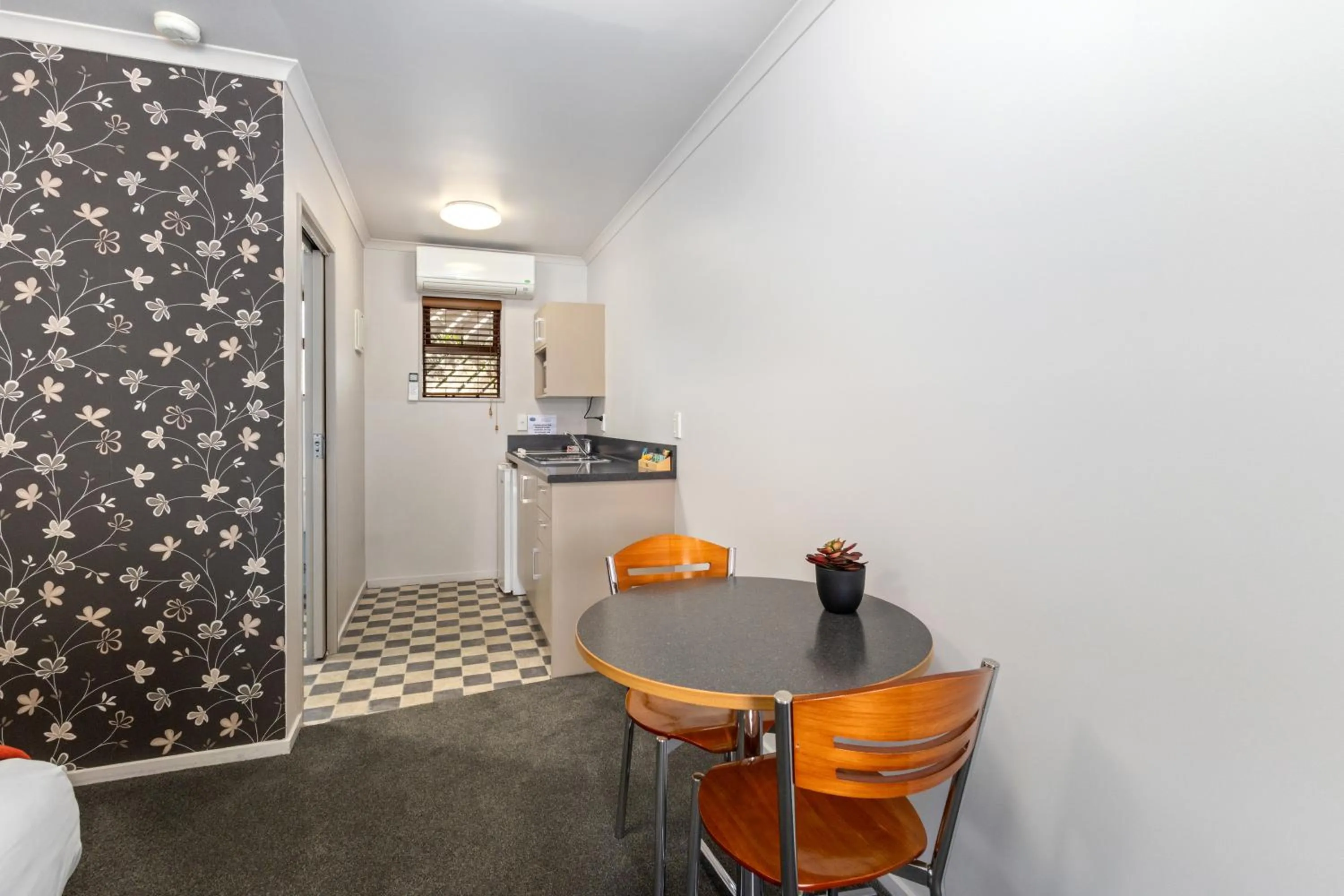Dining area in ASURE Scenic Route Motor Lodge