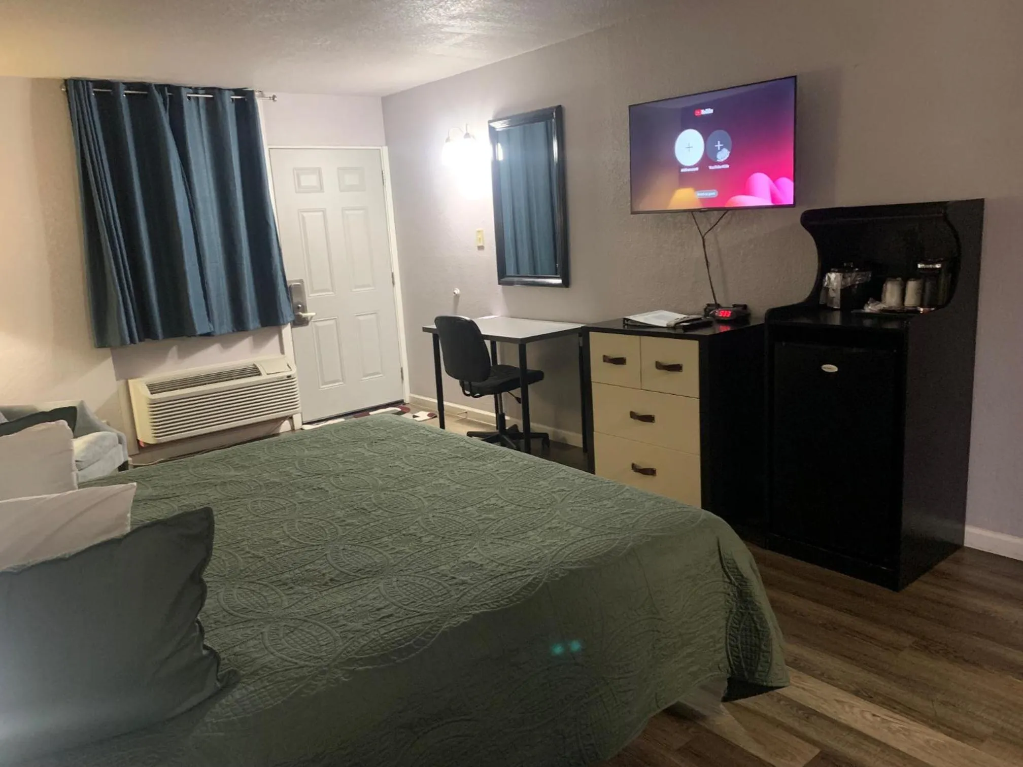 TV and multimedia, Bed in R Nite Star Inn and Suites -Home of the Cowboys & Rangers