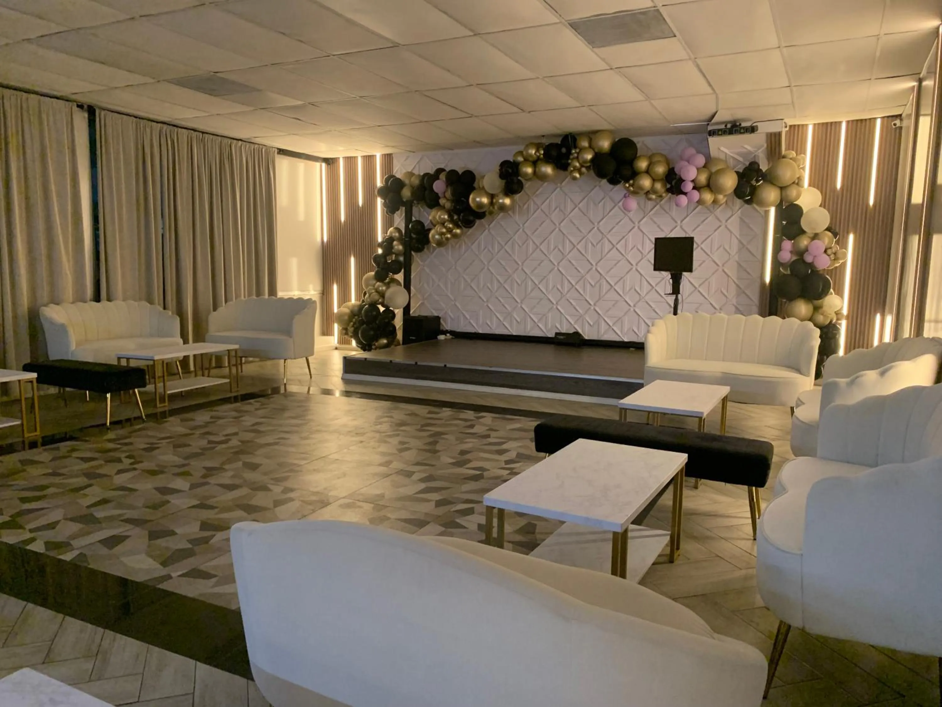 Lounge or bar in R Nite Star Inn and Suites -Home of the Cowboys & Rangers