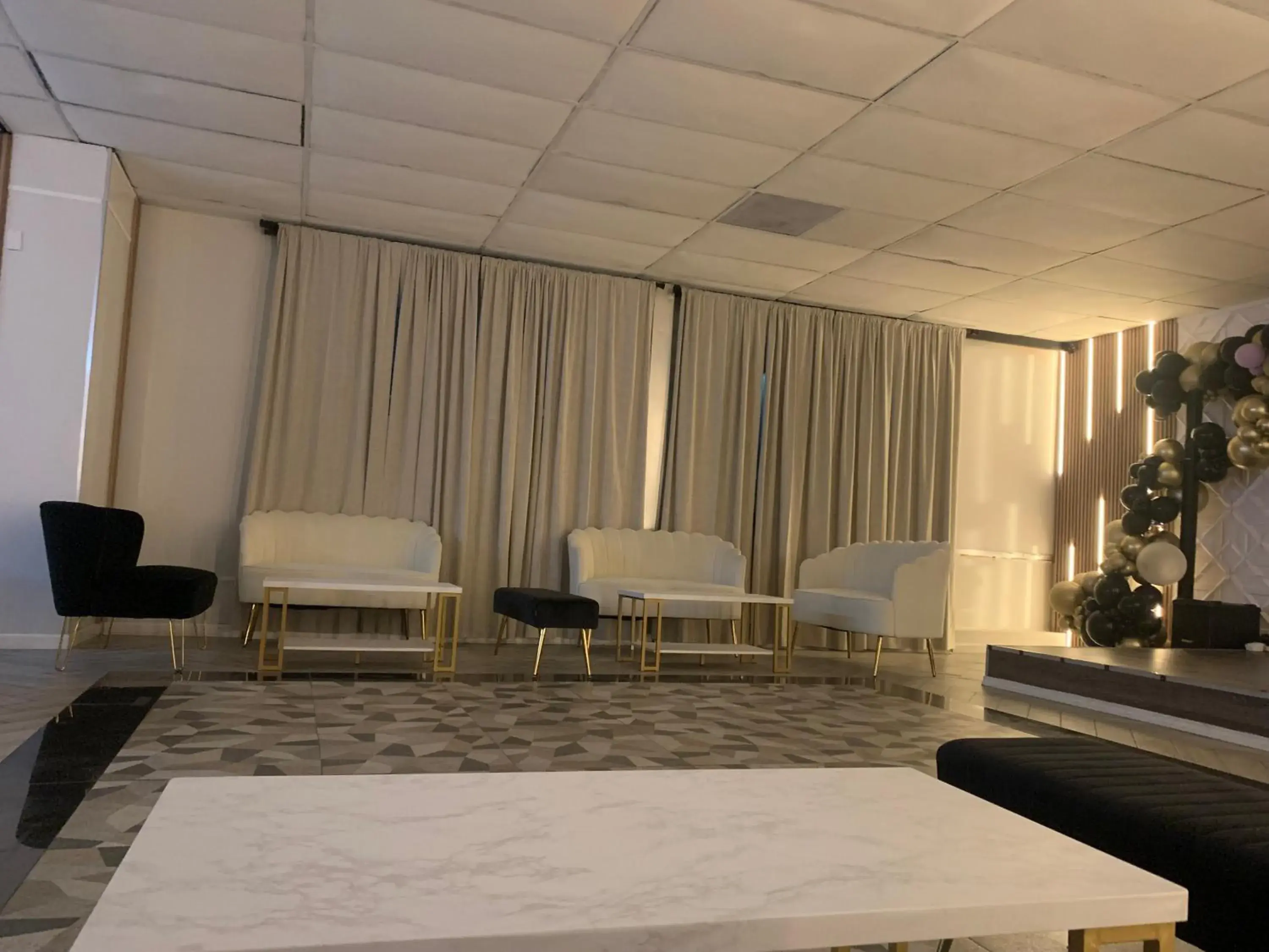 Lounge or bar in R Nite Star Inn and Suites -Home of the Cowboys & Rangers Lounge or bar in R Nite Star Inn and Suites -Home of the Cowboys & Rangers