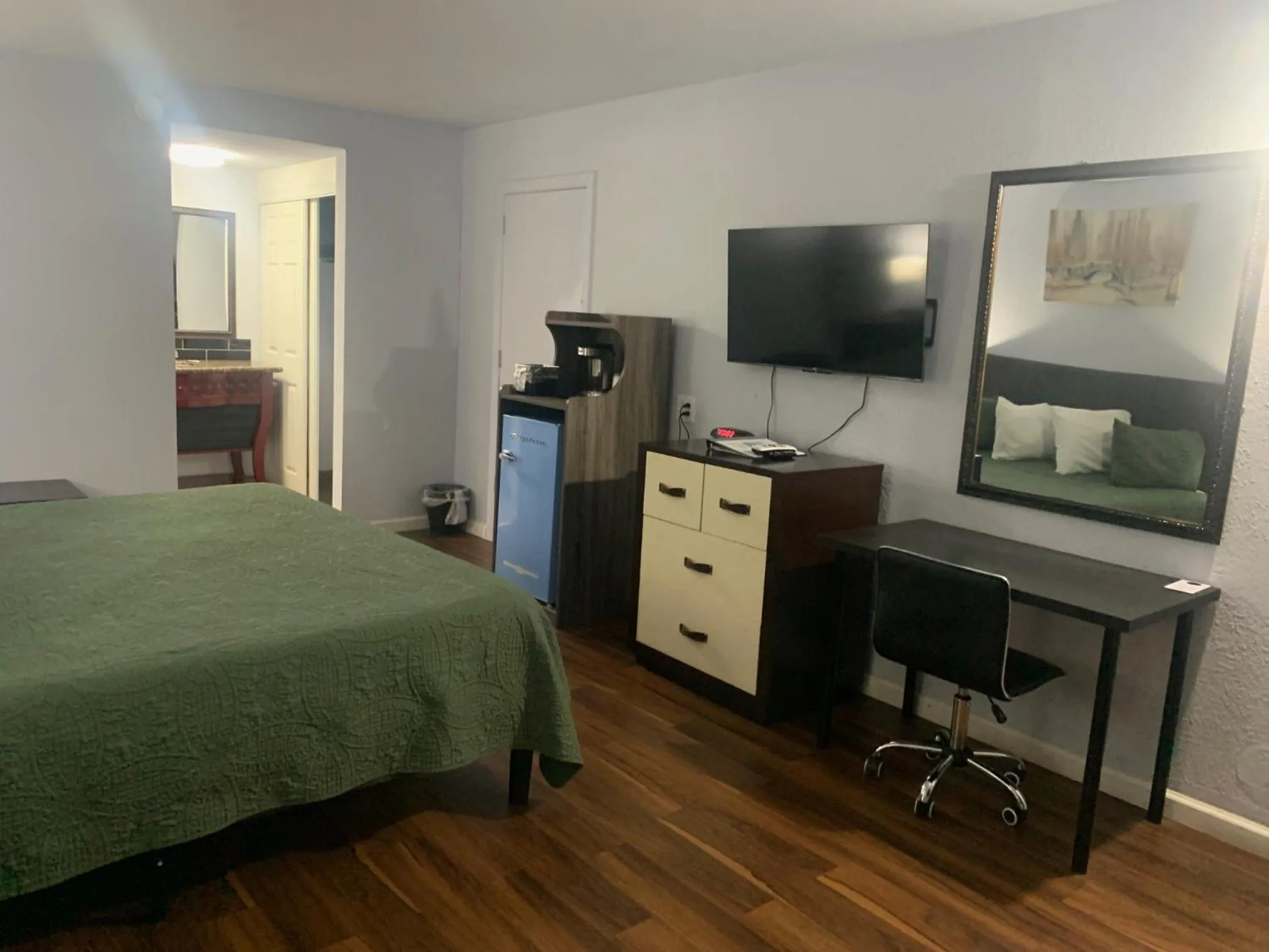 Bedroom, Bed in R Nite Star Inn and Suites -Home of the Cowboys & Rangers