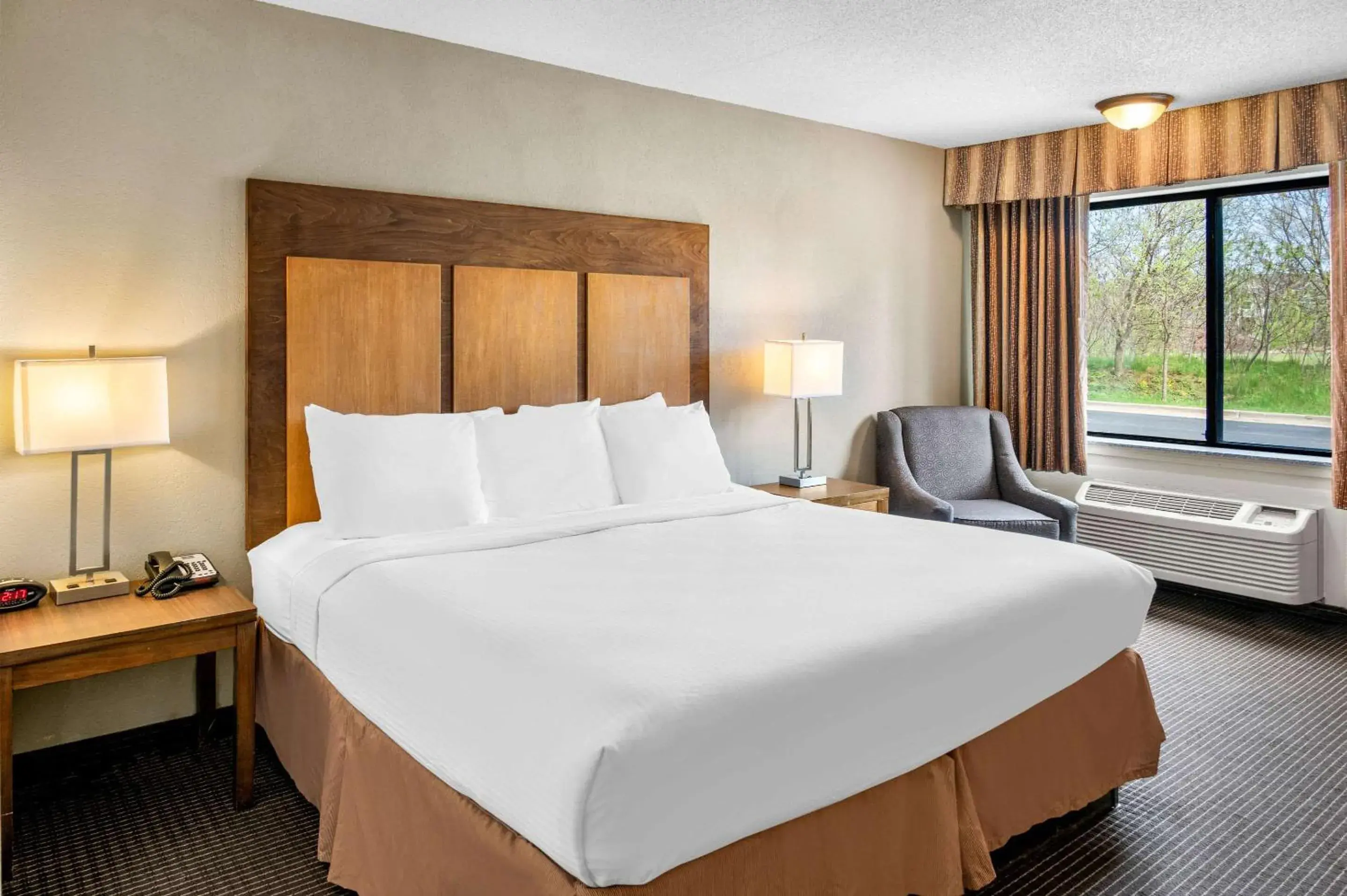 Bedroom, Bed in White Pine Inn & Suites Bedroom, Bed in White Pine Inn & Suites