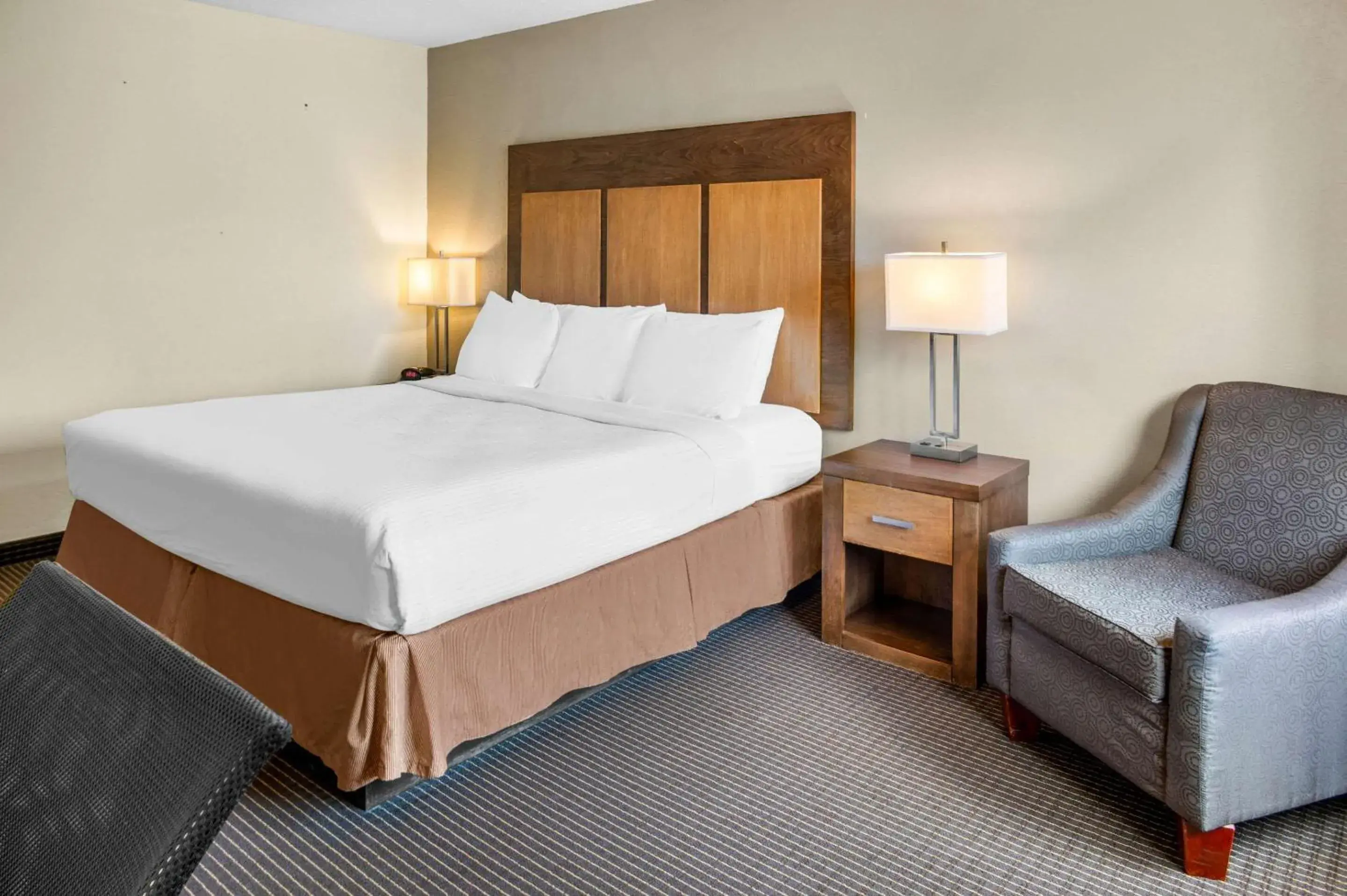 Bedroom, Bed in White Pine Inn & Suites Bedroom, Bed in White Pine Inn & Suites