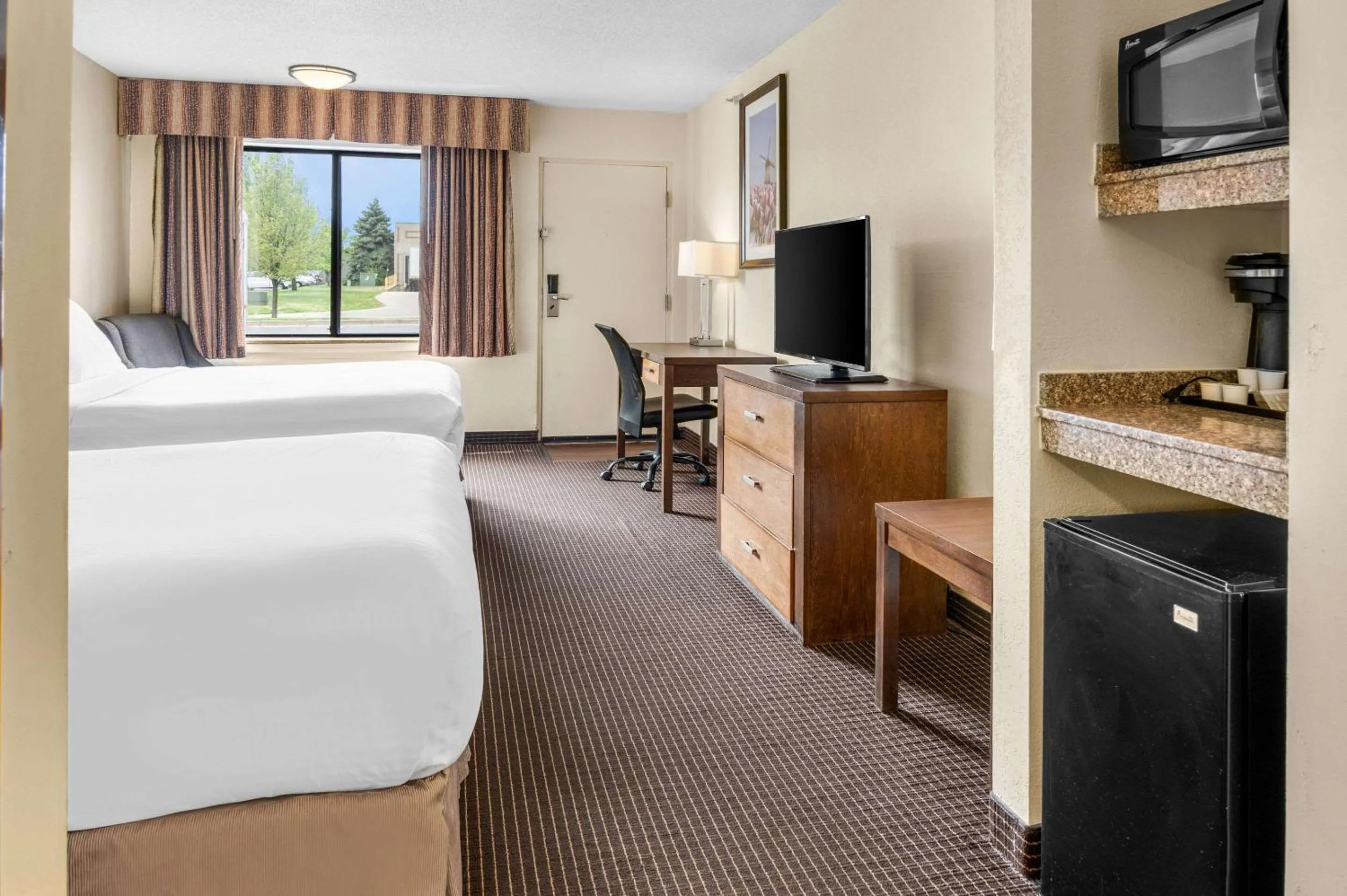 Bedroom, Bed in White Pine Inn & Suites