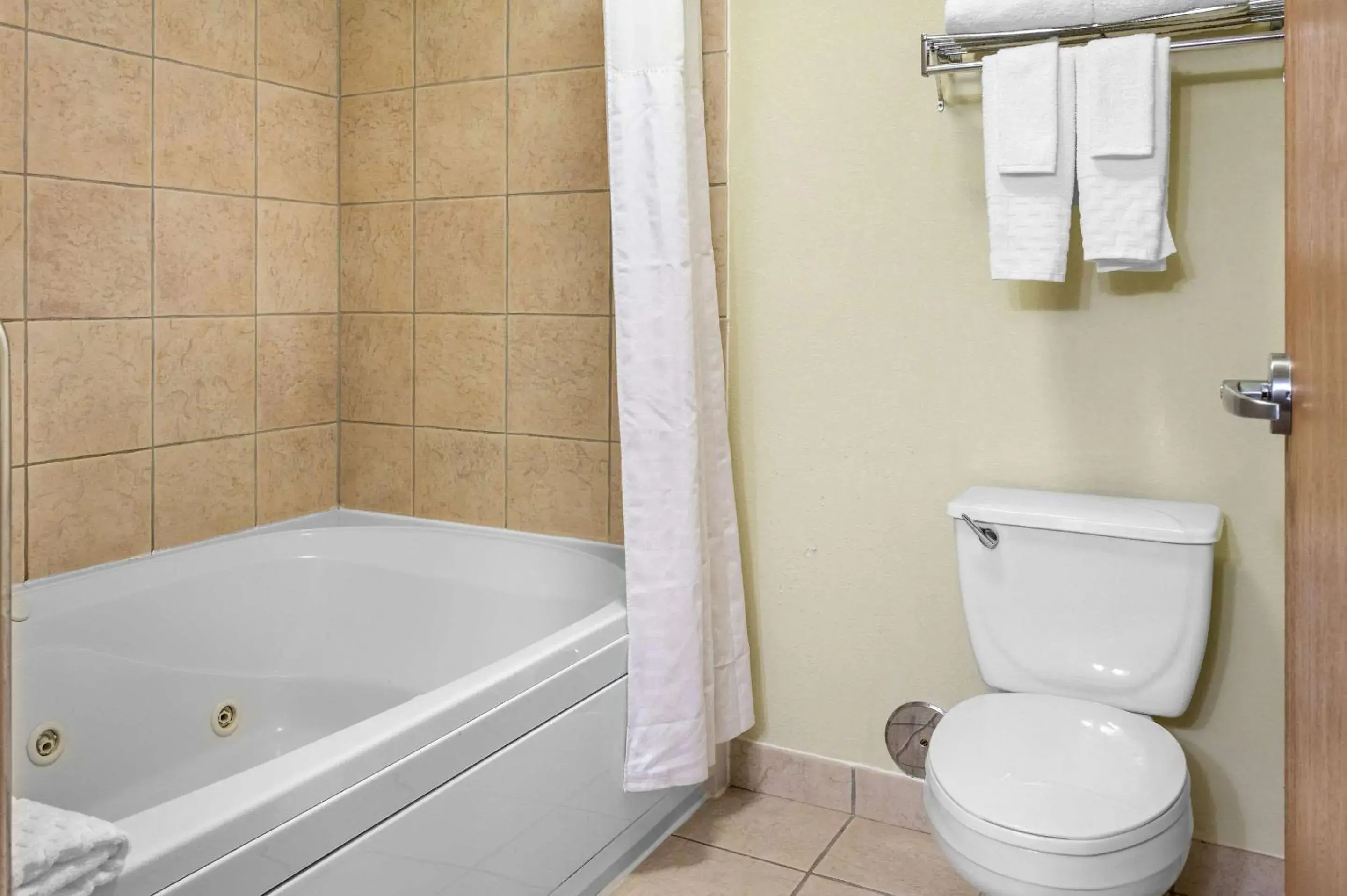 Bedroom in White Pine Inn & Suites Bedroom in White Pine Inn & Suites