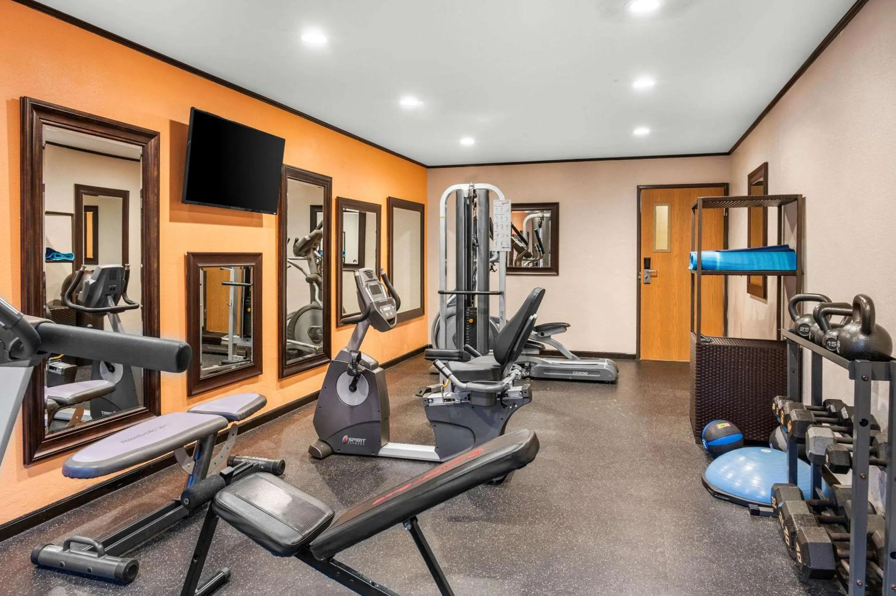 Fitness centre/facilities in White Pine Inn & Suites