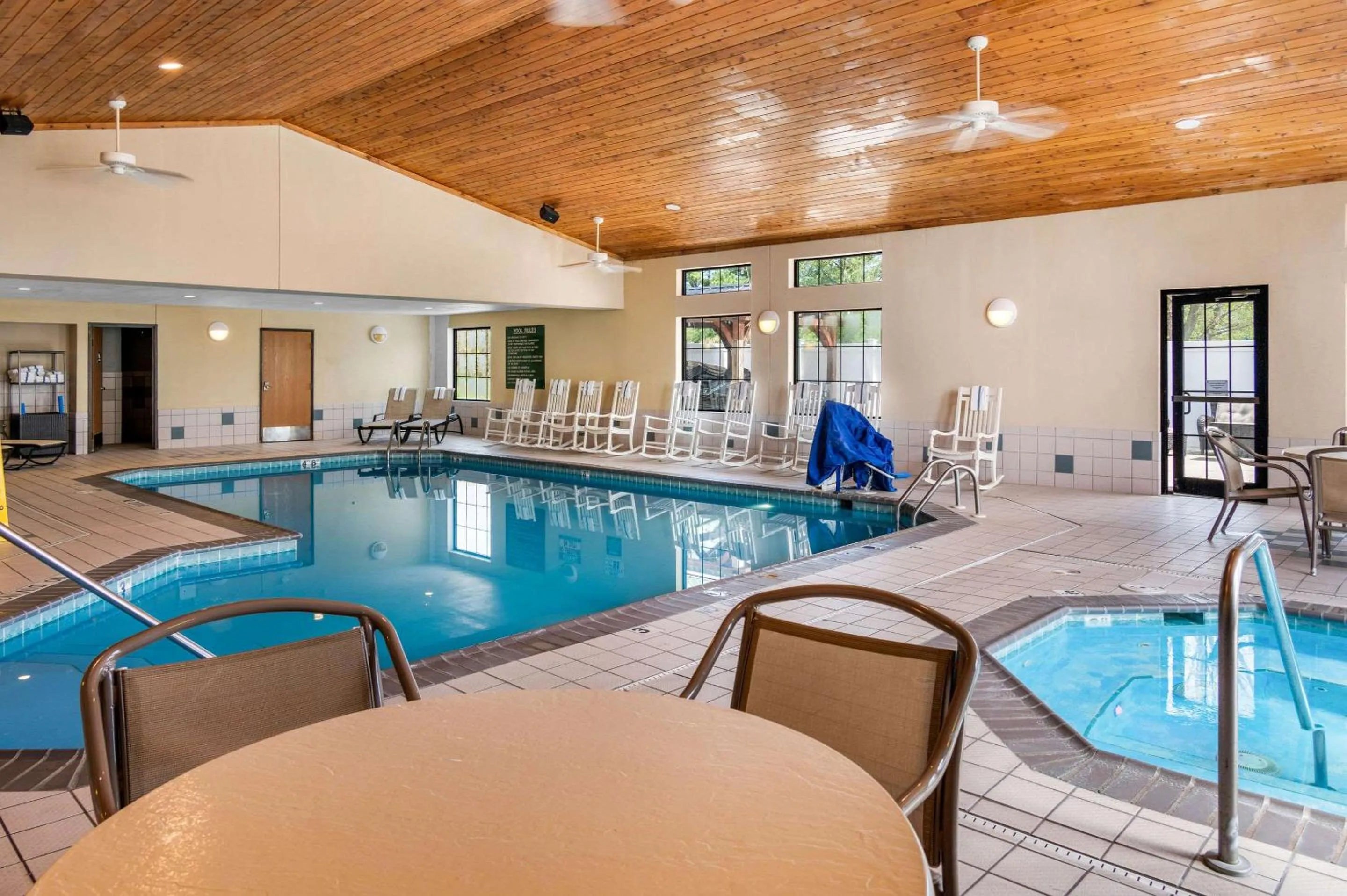 Swimming pool in White Pine Inn & Suites