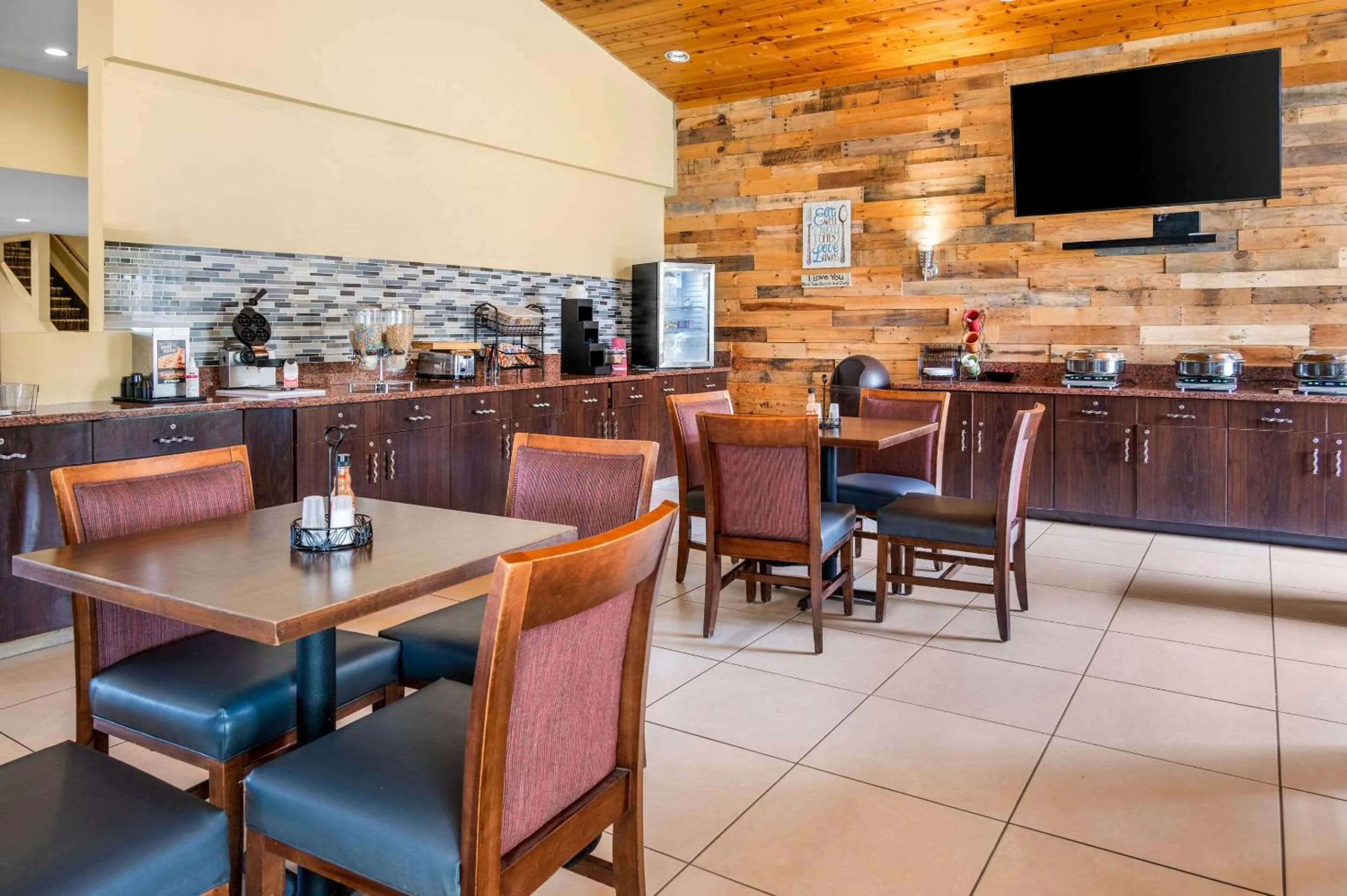 Breakfast in White Pine Inn & Suites