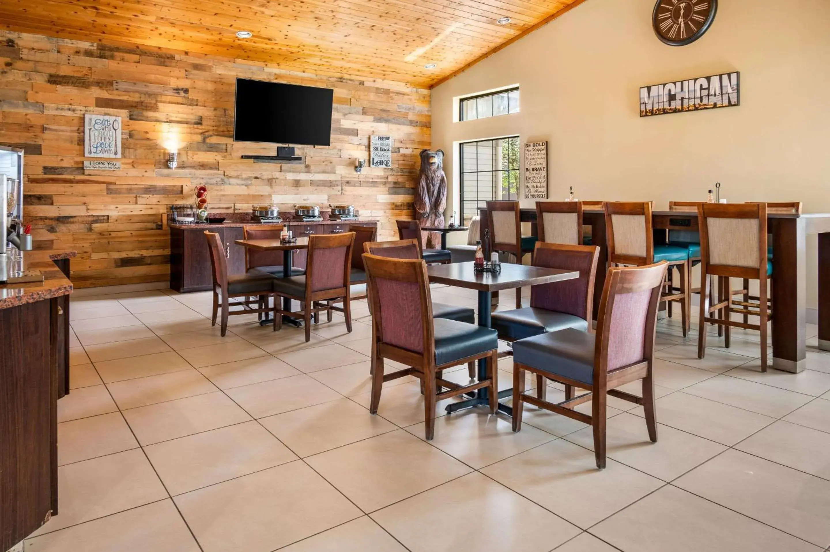 Breakfast in White Pine Inn & Suites Breakfast in White Pine Inn & Suites