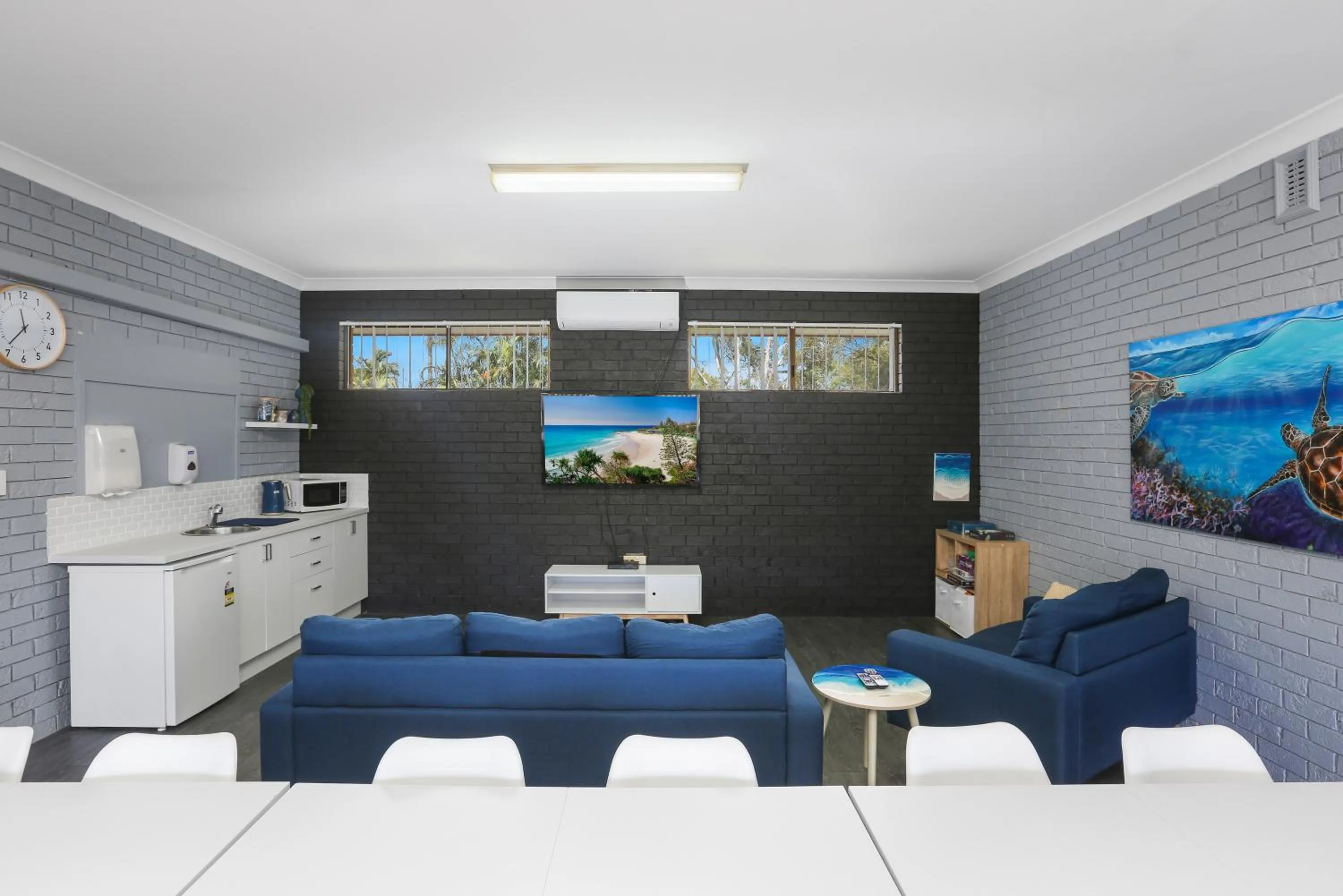 Communal lounge/ TV room in Pyramid Holiday Park