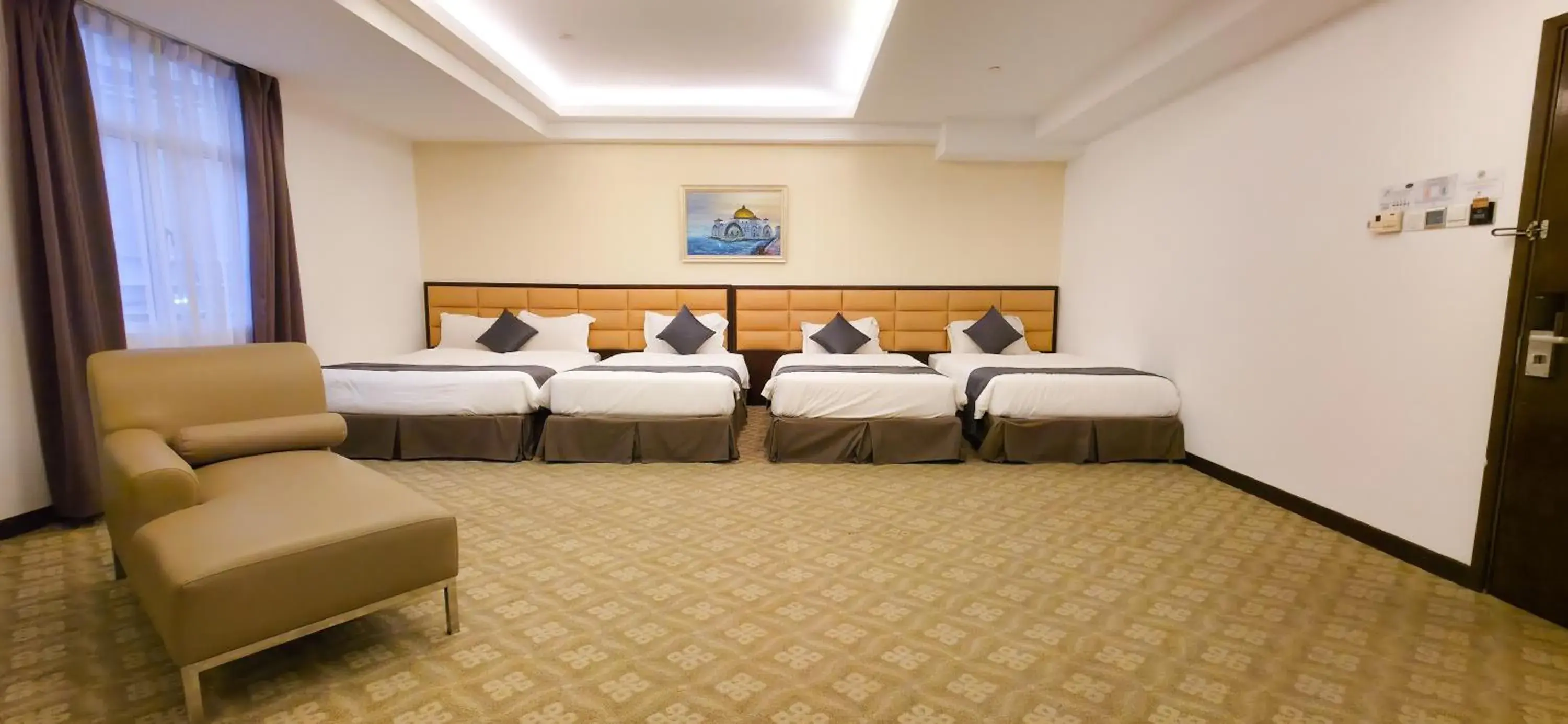 Bedroom in Hallmark Crown Hotel Bedroom in Hallmark Crown Hotel