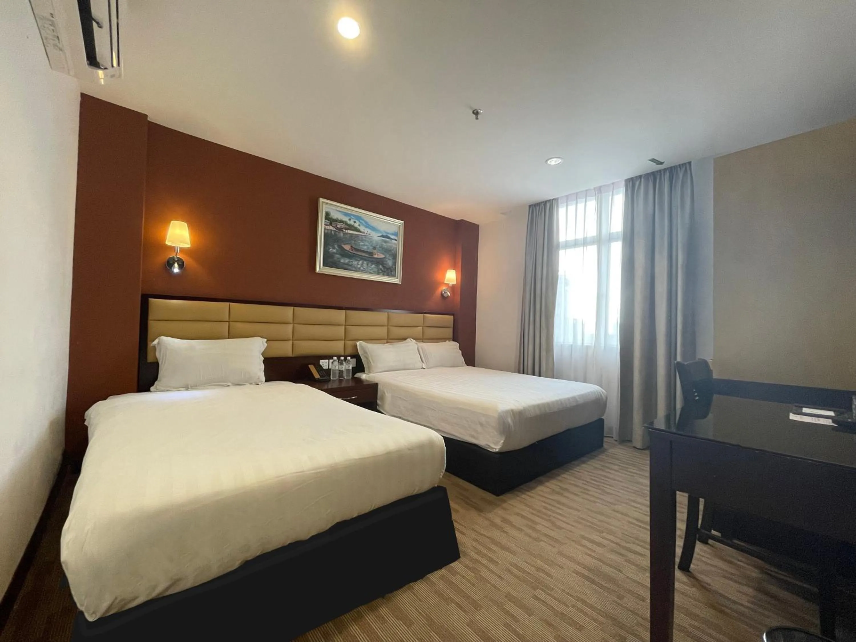 Bedroom, Bed in Hallmark Crown Hotel