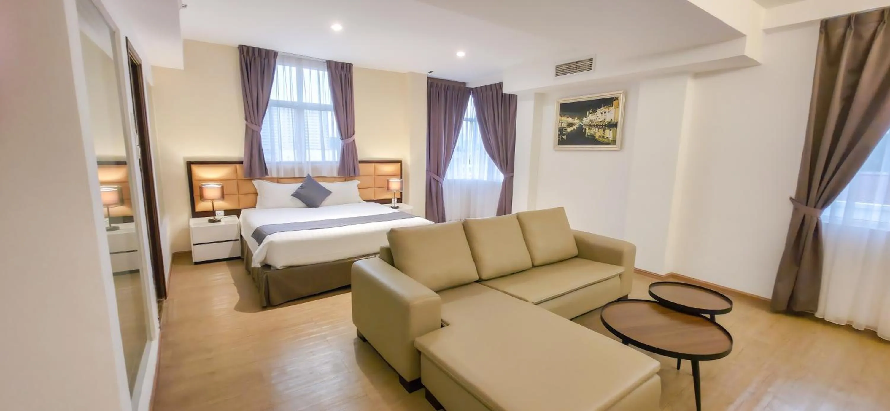 Bedroom, Bed in Hallmark Crown Hotel