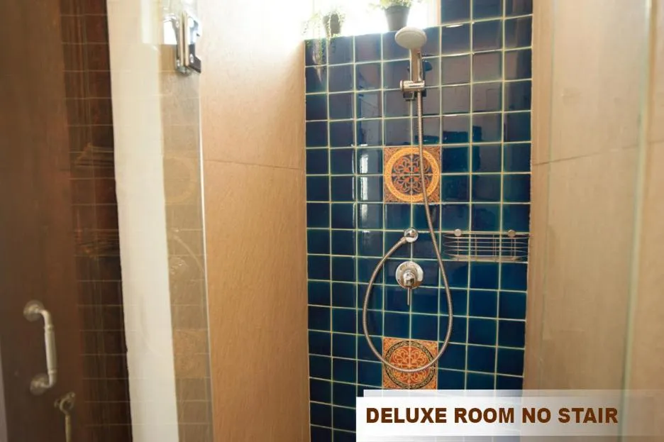 Shower in Chetuphon Gate