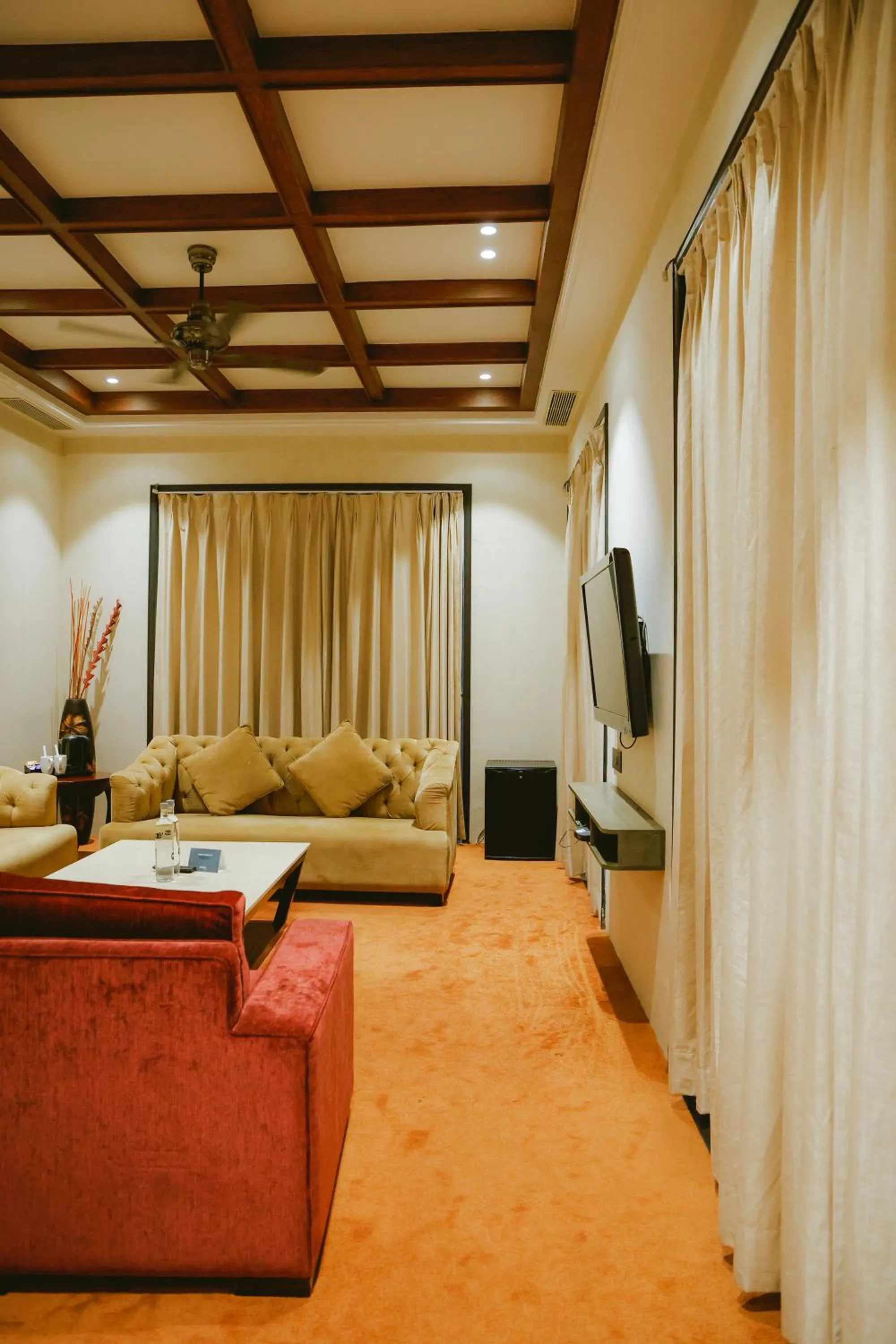 Communal lounge/ TV room in Radisson Resort & Spa Kandla