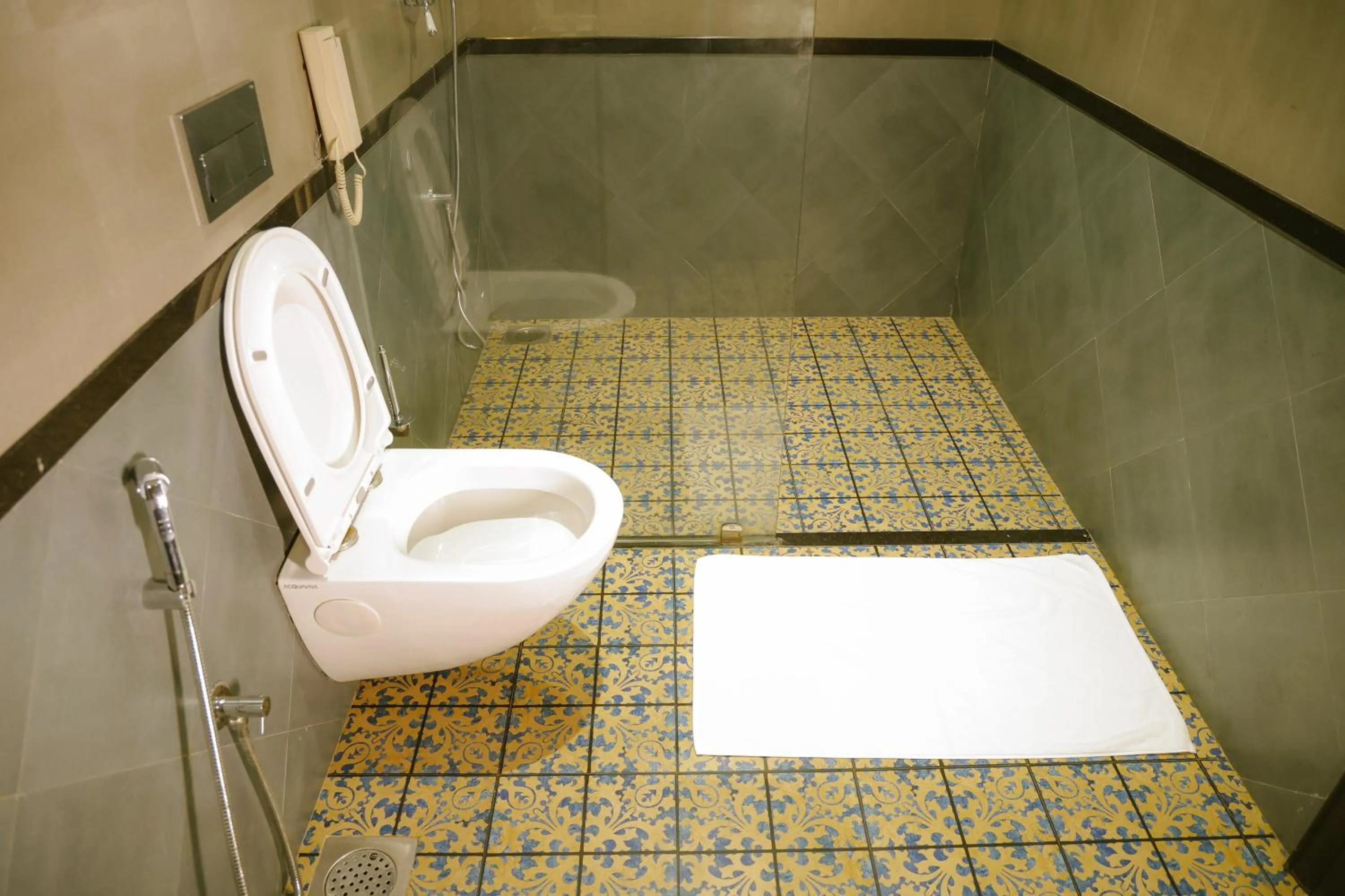 Shower in Radisson Resort & Spa Kandla