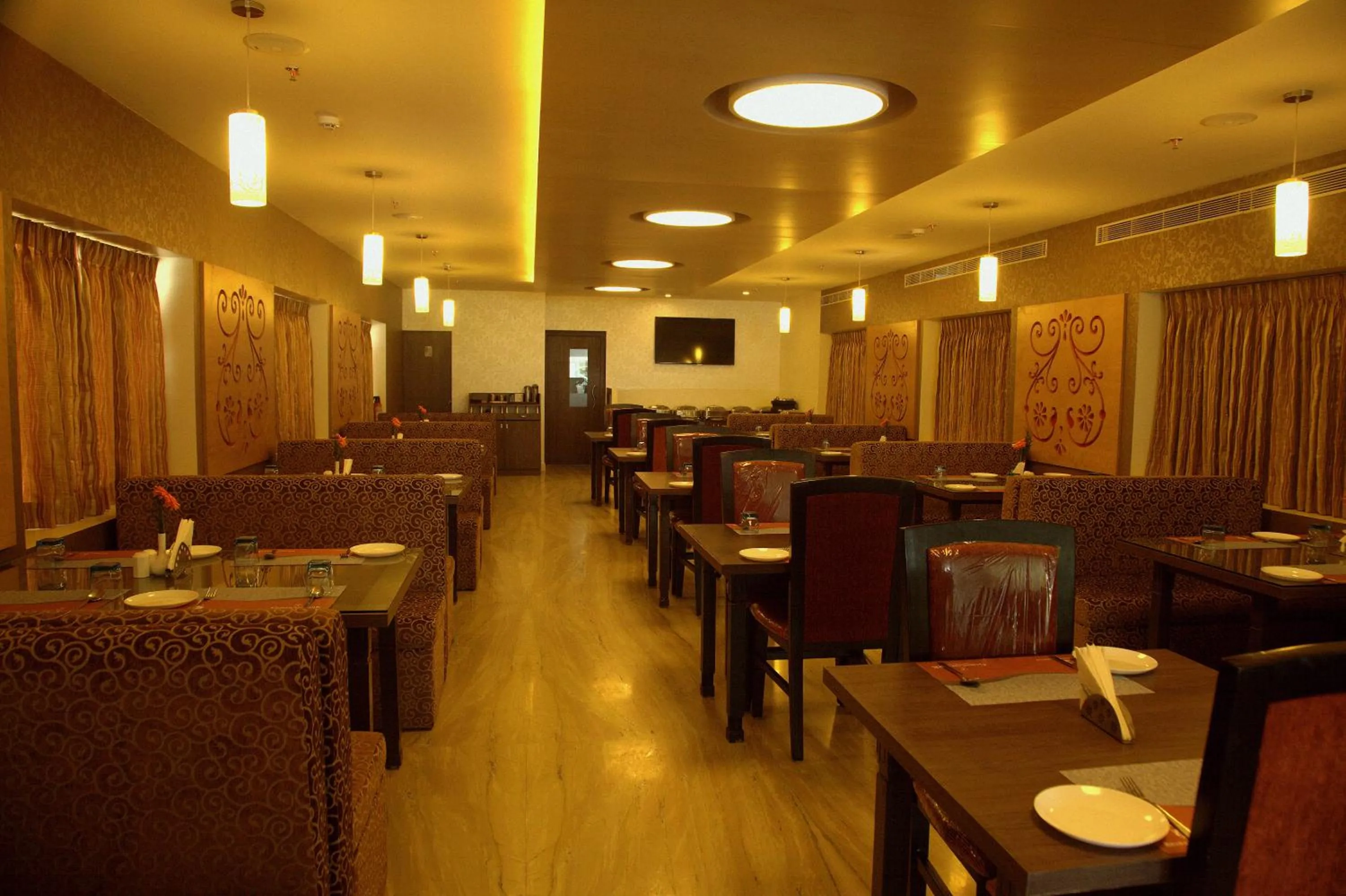 Restaurant/places to eat in Hotel Gokulam Park