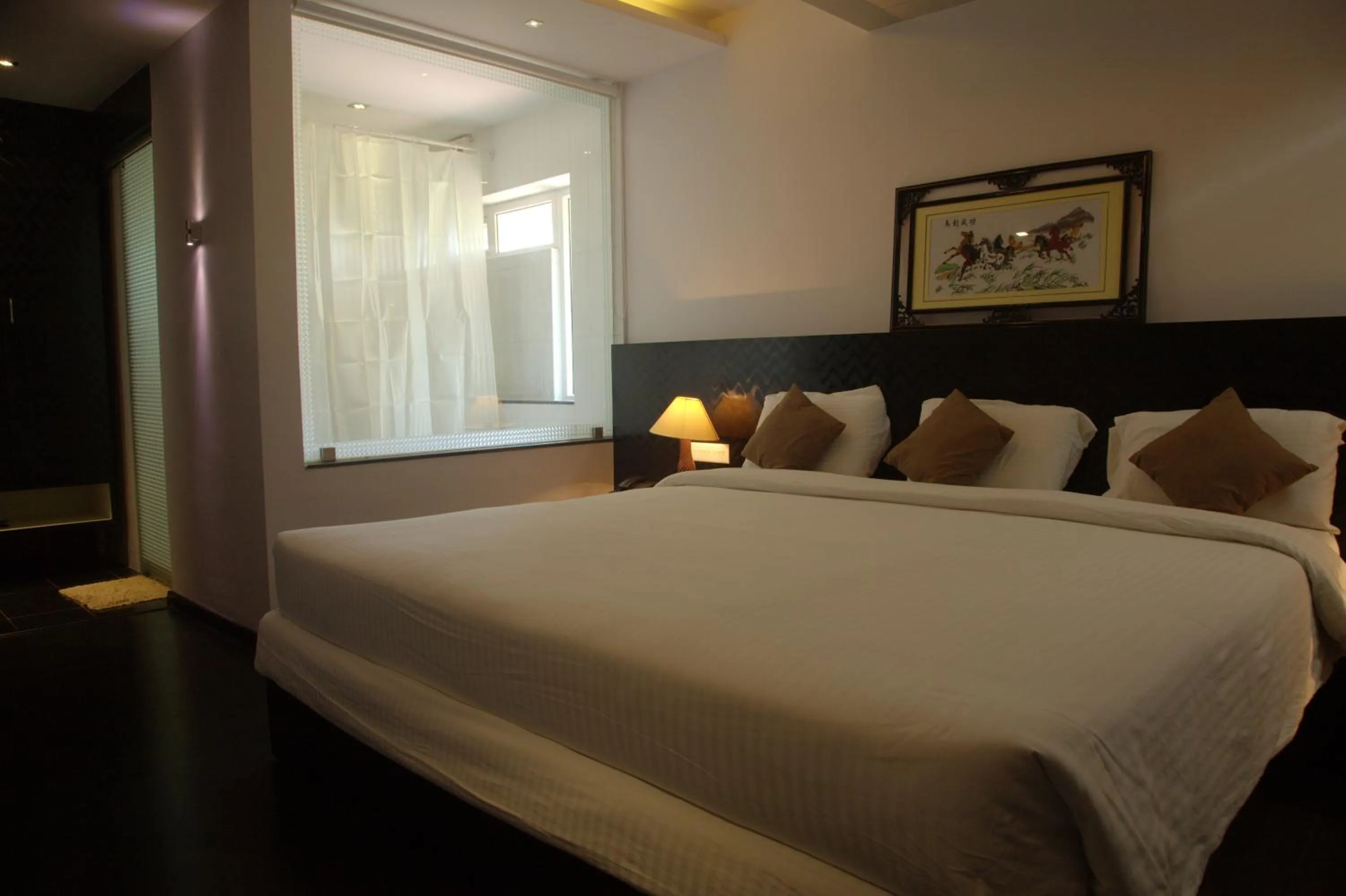 Shower, Bed in Hotel Gokulam Park