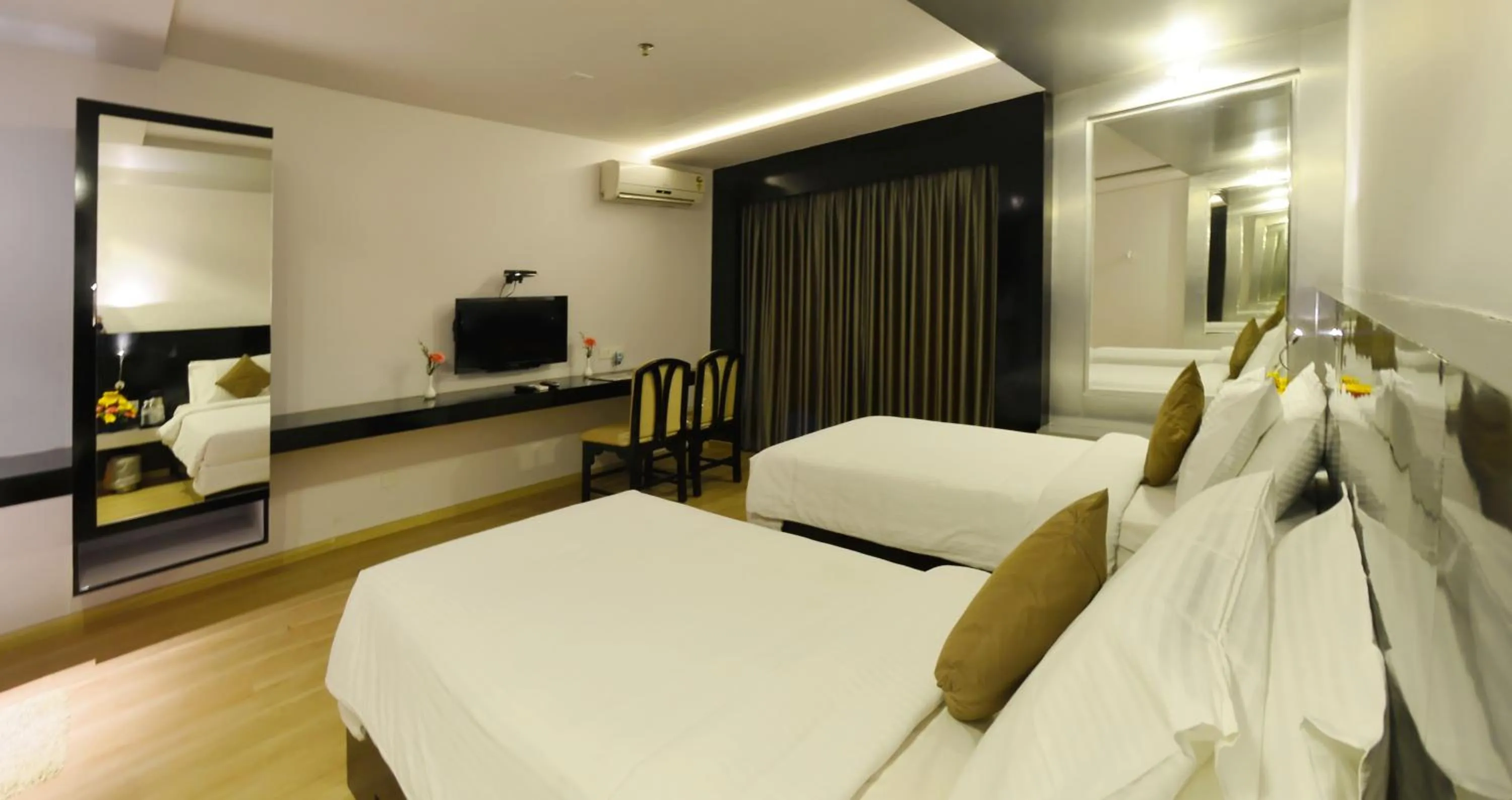 Toilet, Bed in Hotel Gokulam Park