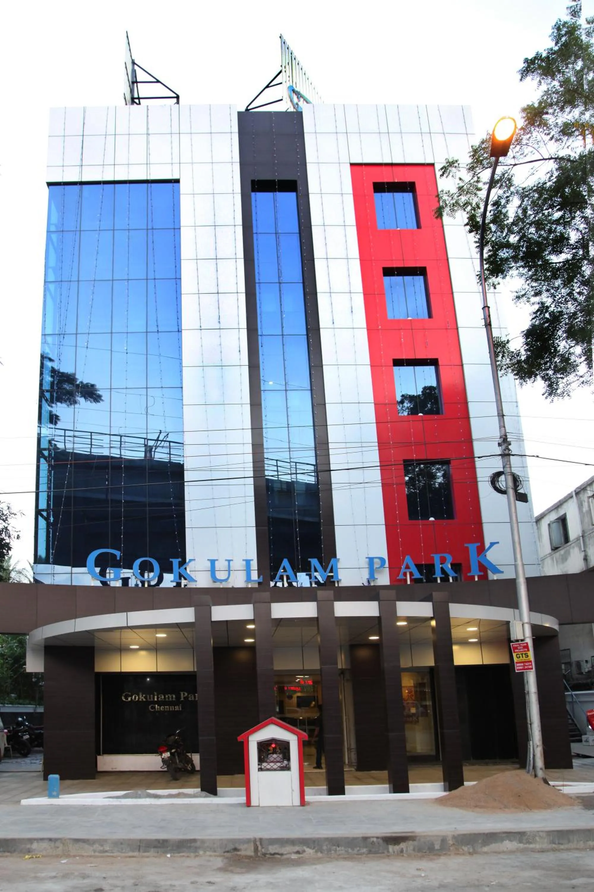 Facade/entrance in Hotel Gokulam Park