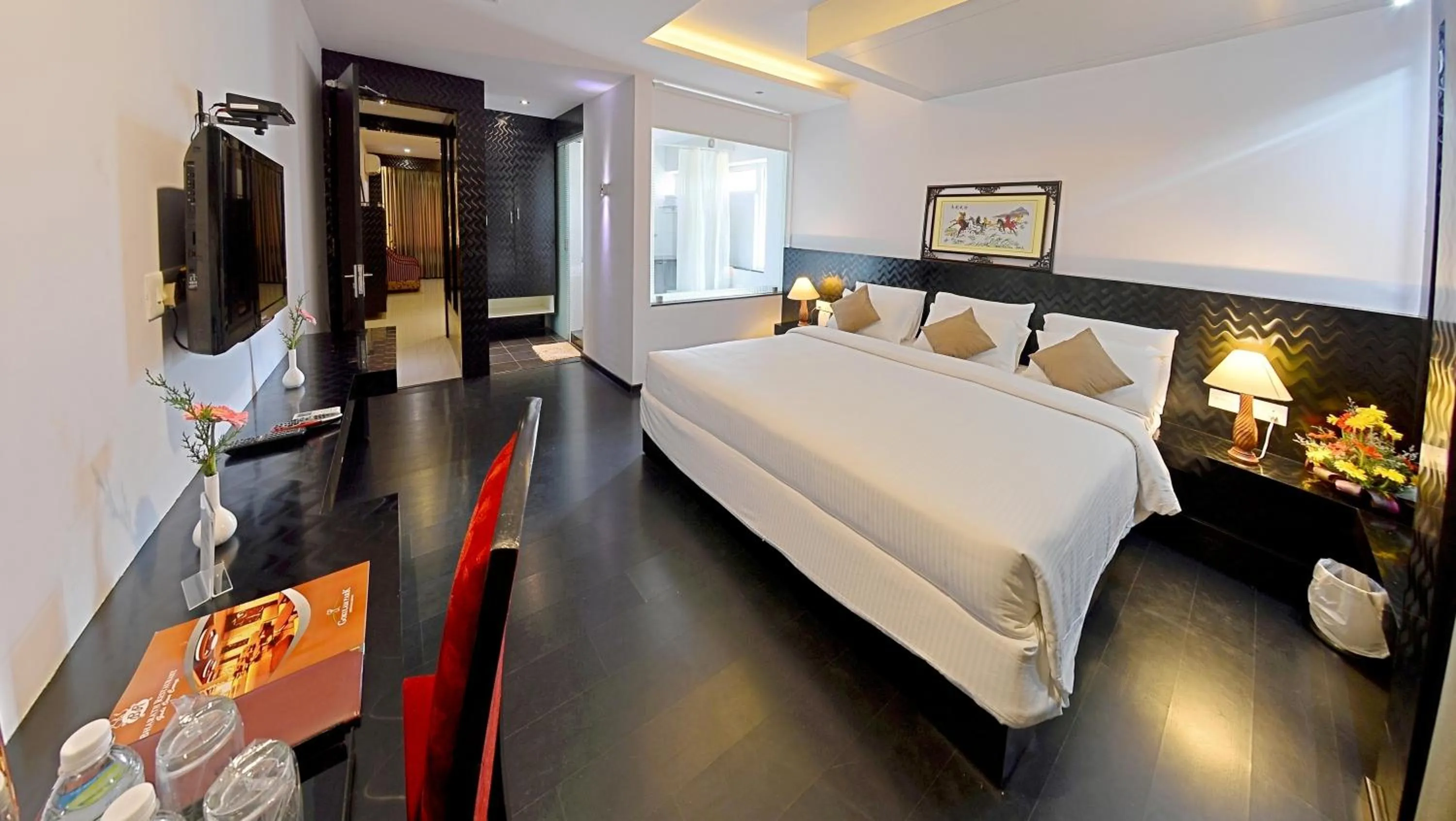 Garden view, Bed in Hotel Gokulam Park