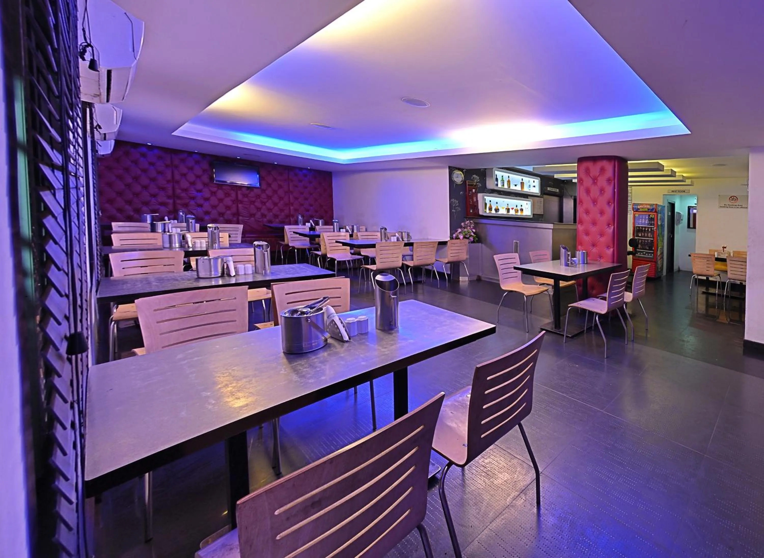 Restaurant/places to eat in Hotel Gokulam Park