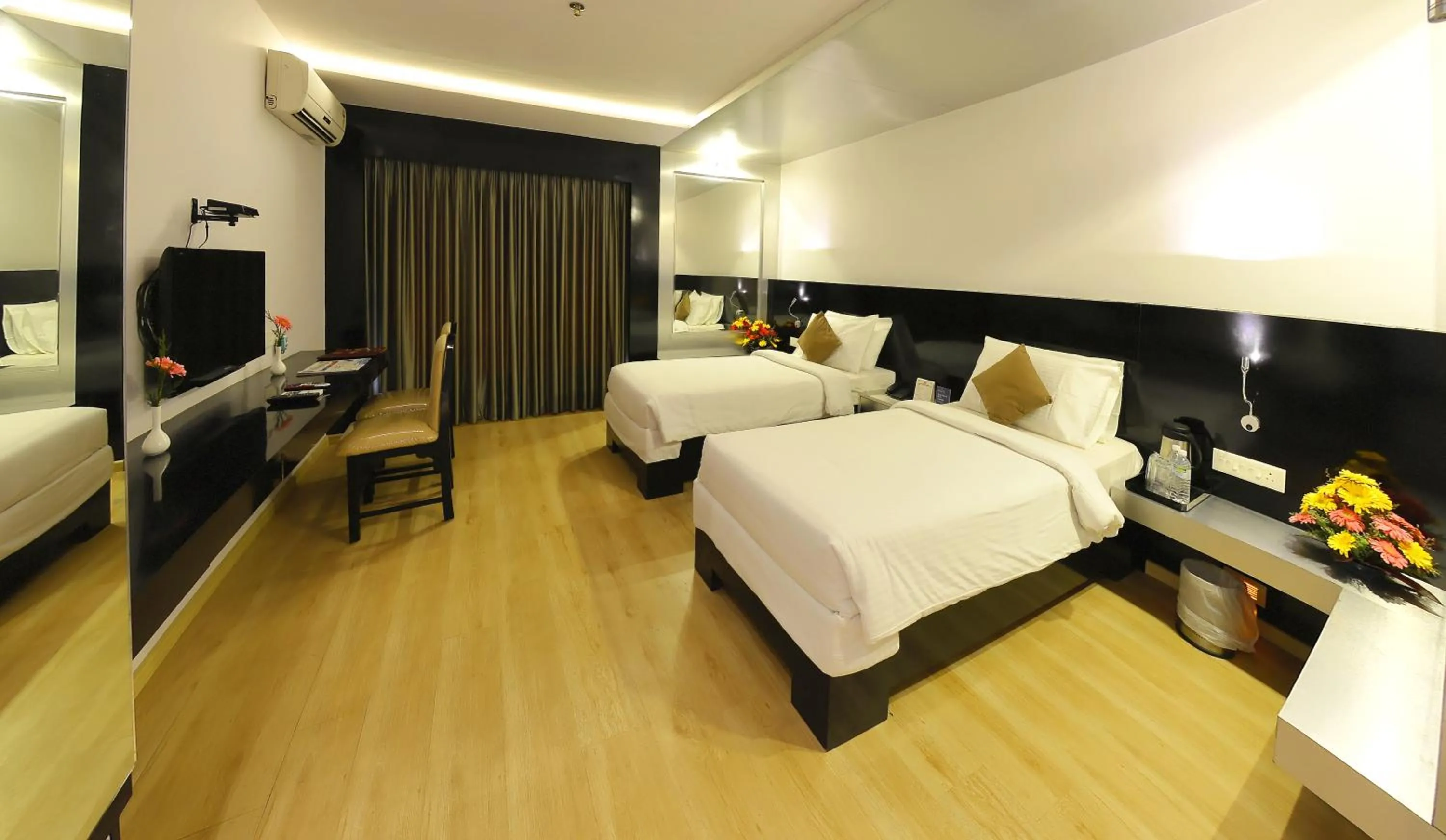 Shower, Bed in Hotel Gokulam Park