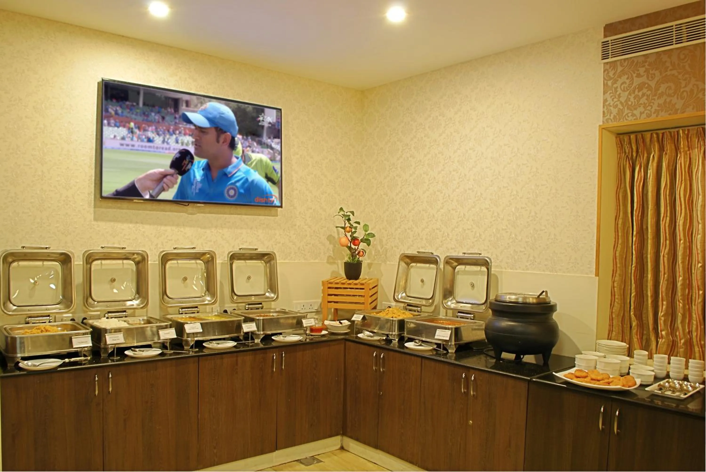 Restaurant/places to eat in Hotel Gokulam Park