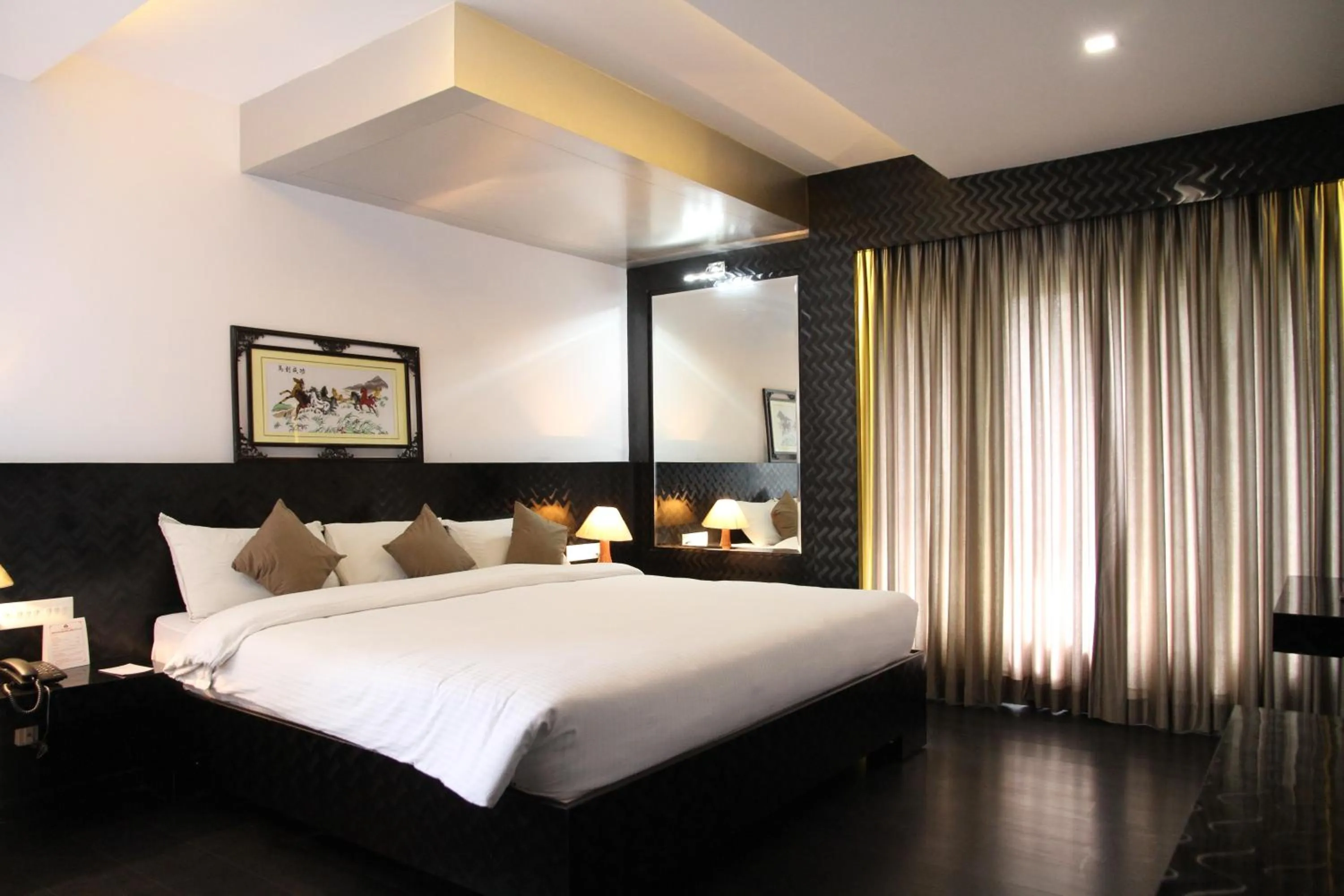 Shower, Bed in Hotel Gokulam Park