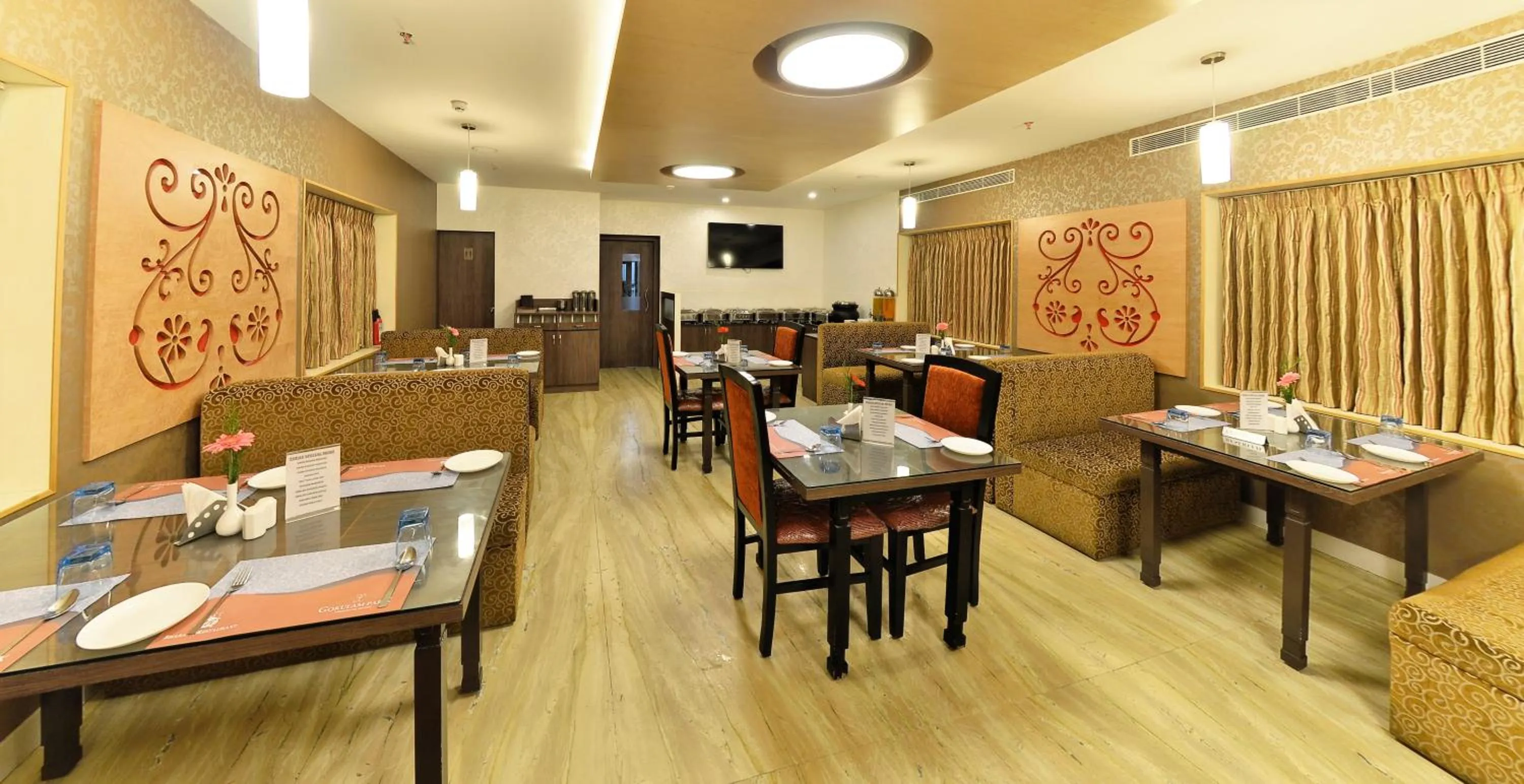 Restaurant/places to eat in Hotel Gokulam Park