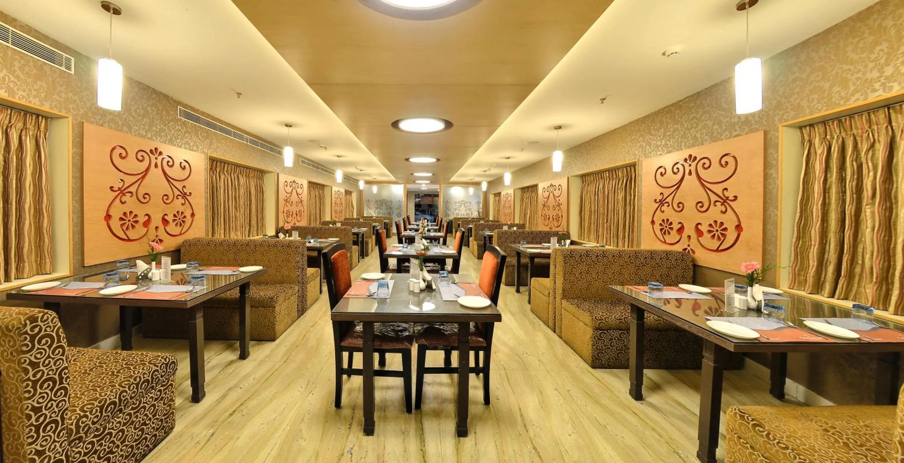 Restaurant/places to eat in Hotel Gokulam Park