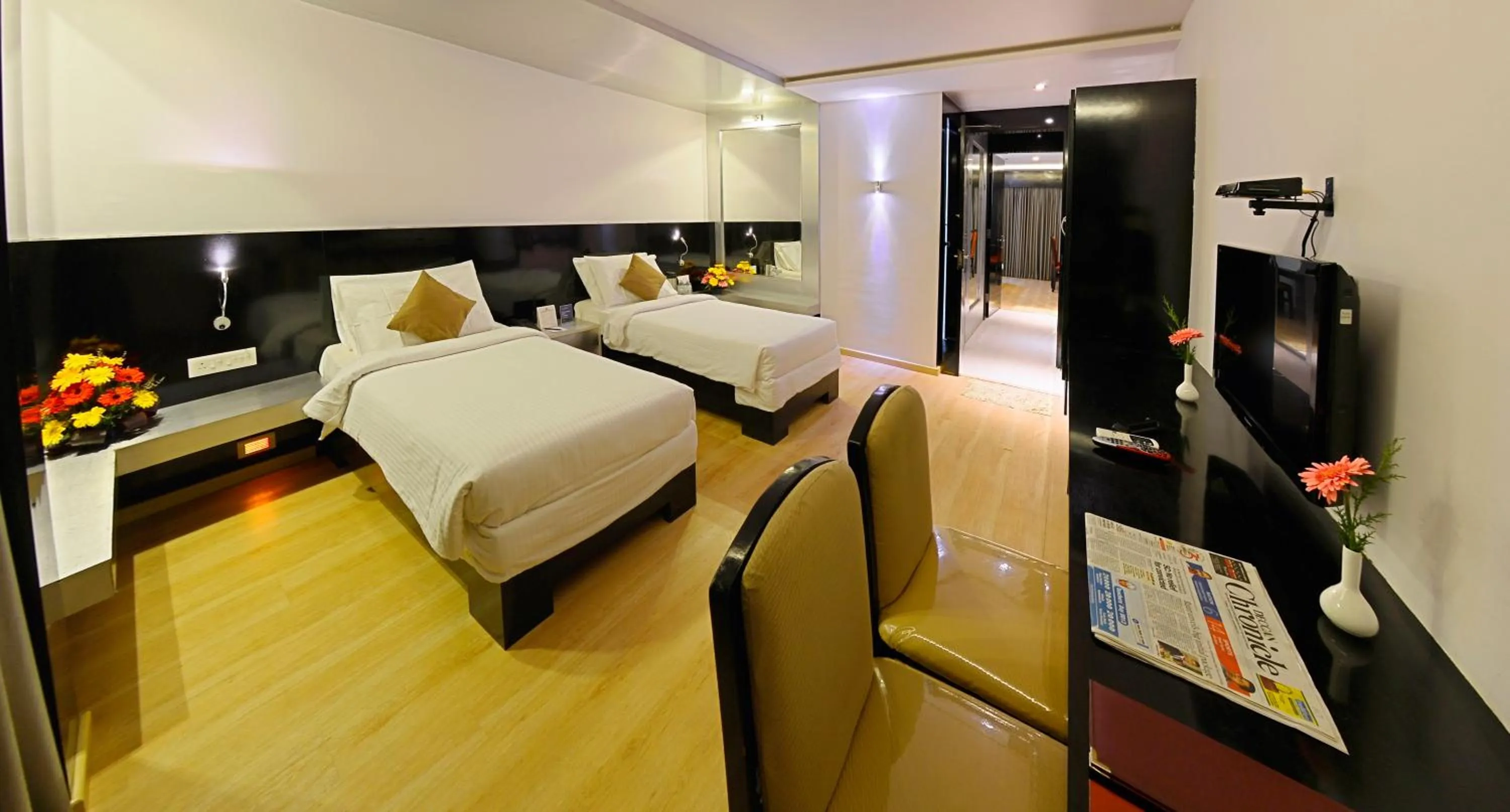 cot, Bed in Hotel Gokulam Park