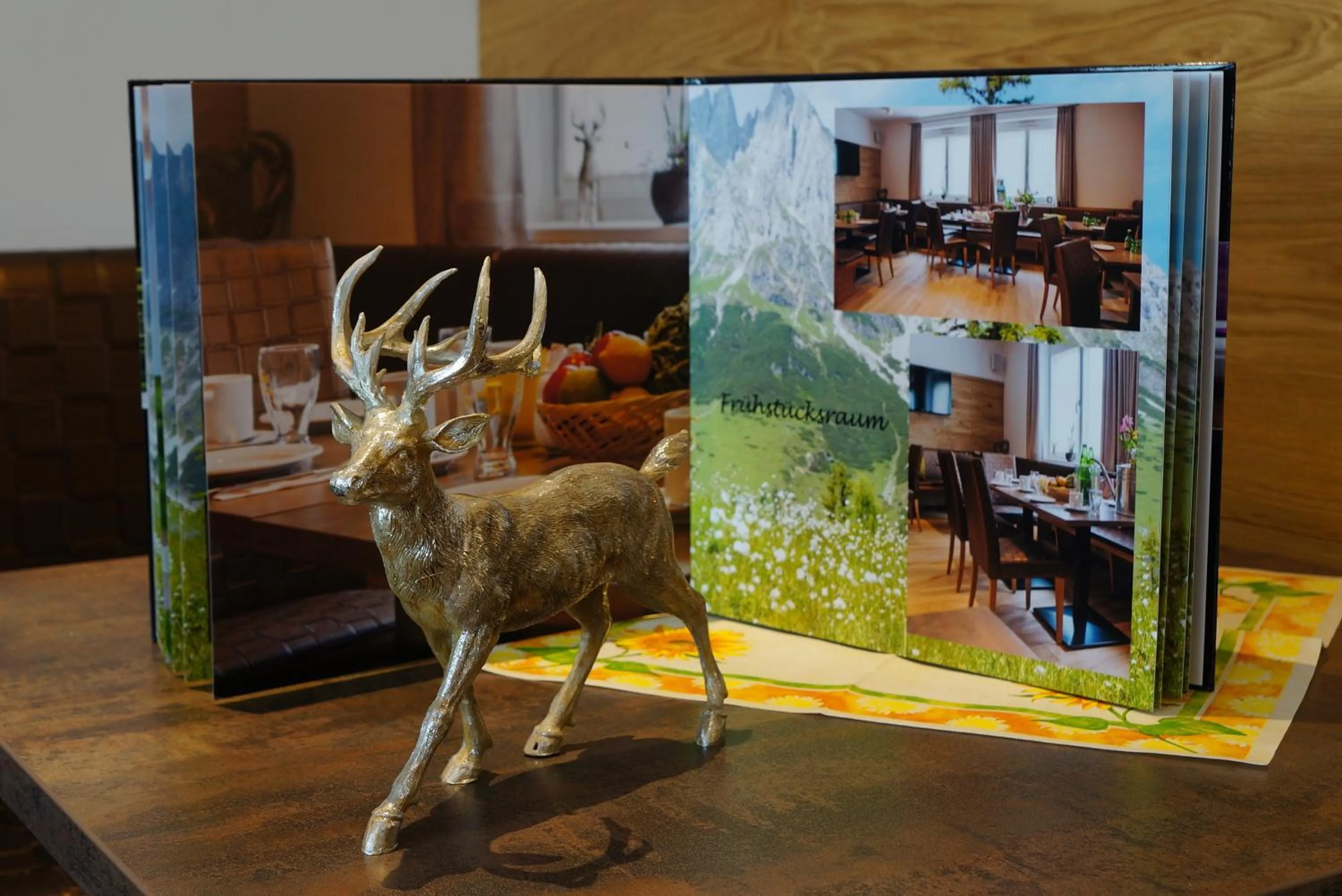 Communal lounge/ TV room in Aparthotel Bergtraum