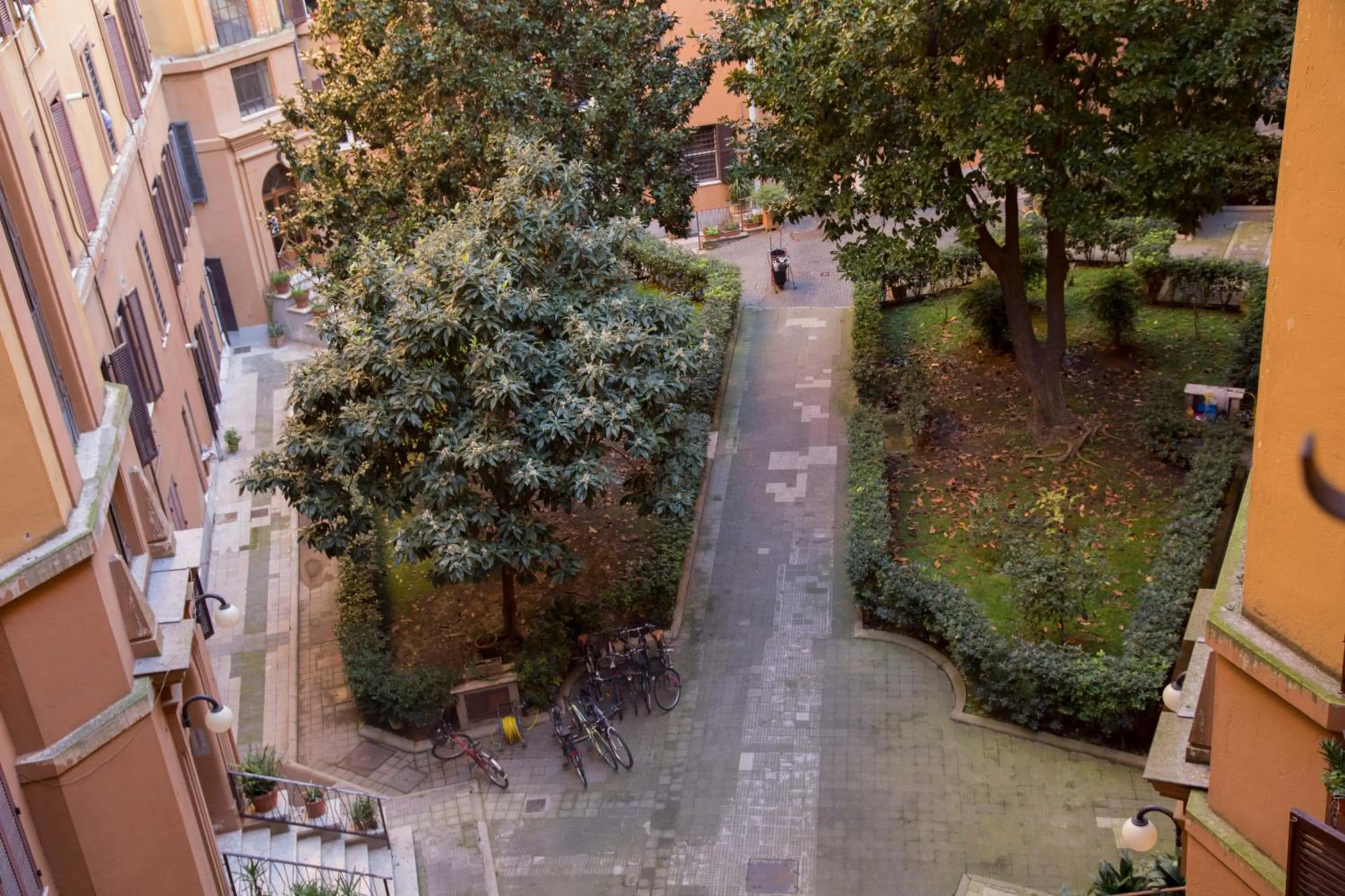 Inner courtyard view in LA PAUSA