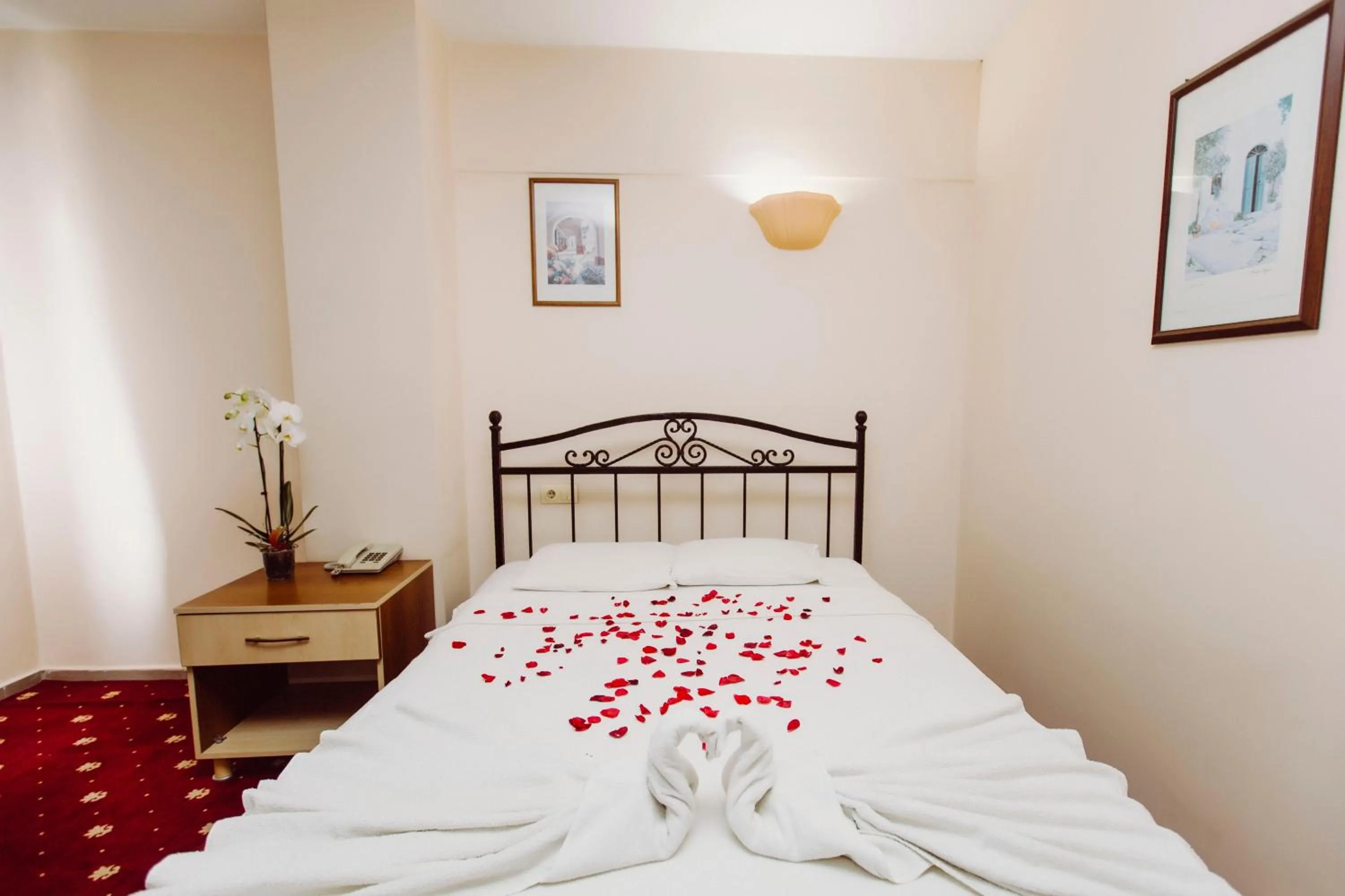 Bed in Ozalp Han Hotel