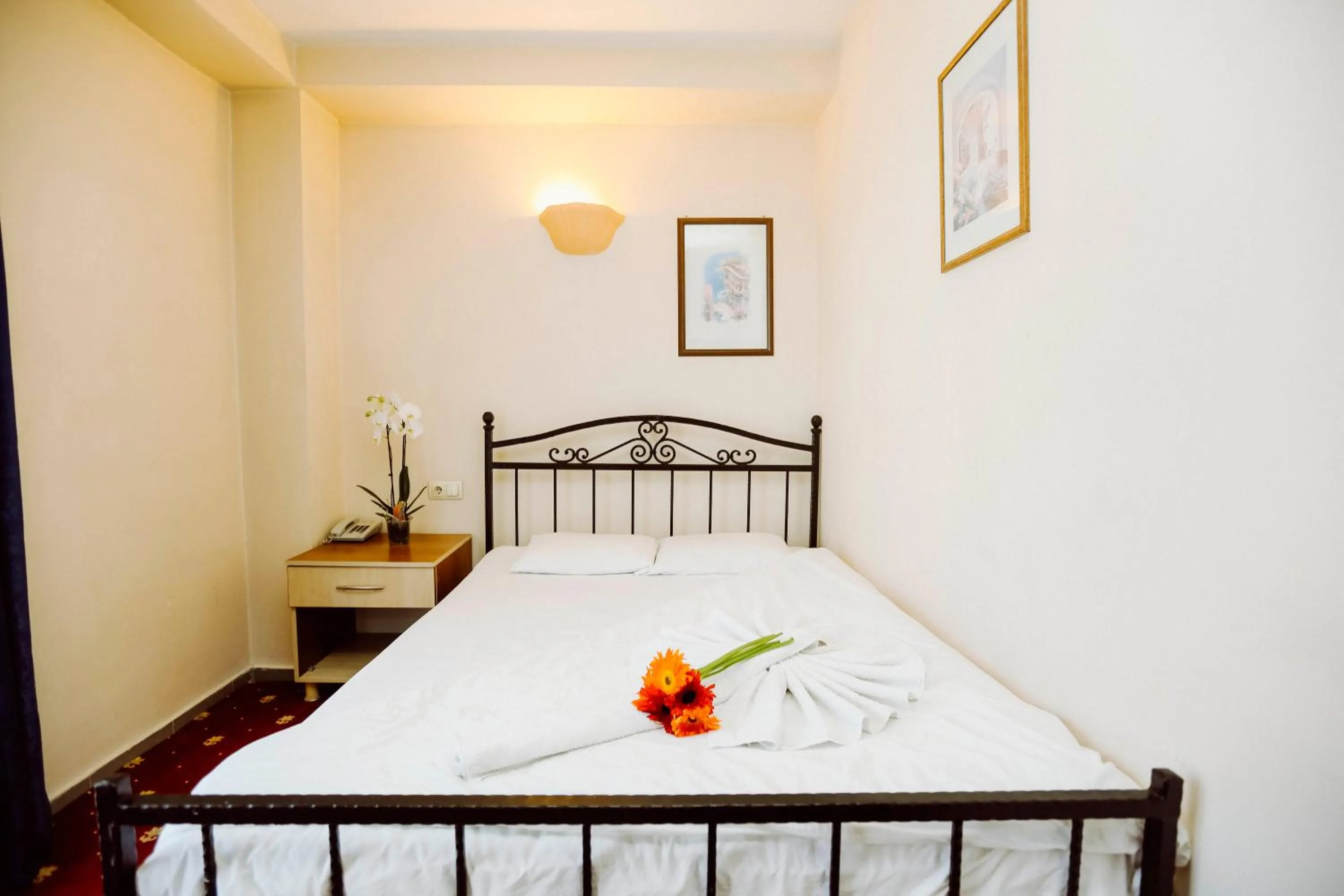 Bed in Ozalp Han Hotel