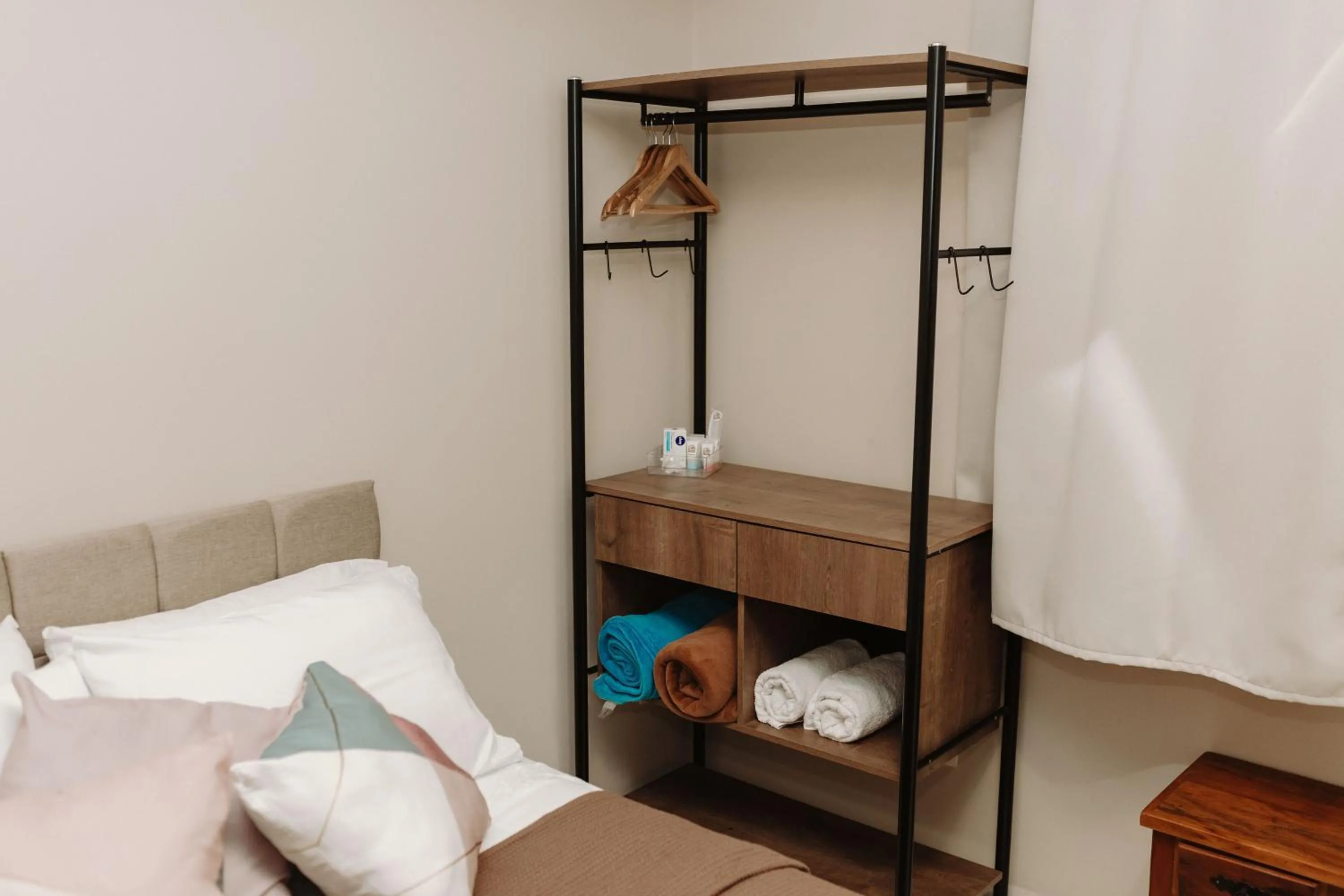 wardrobe, Bed in Casa da Coruja