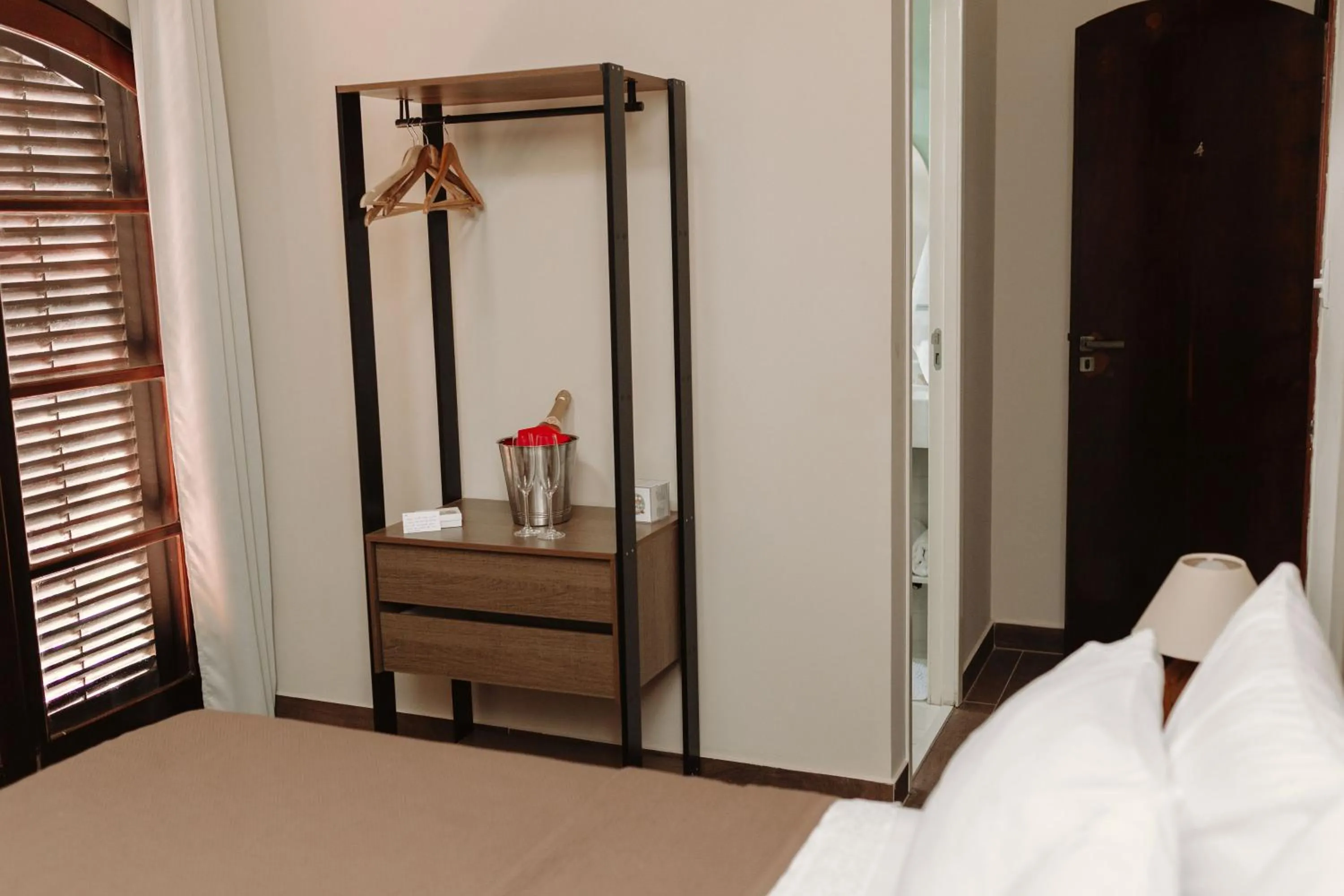 wardrobe, Bed in Casa da Coruja