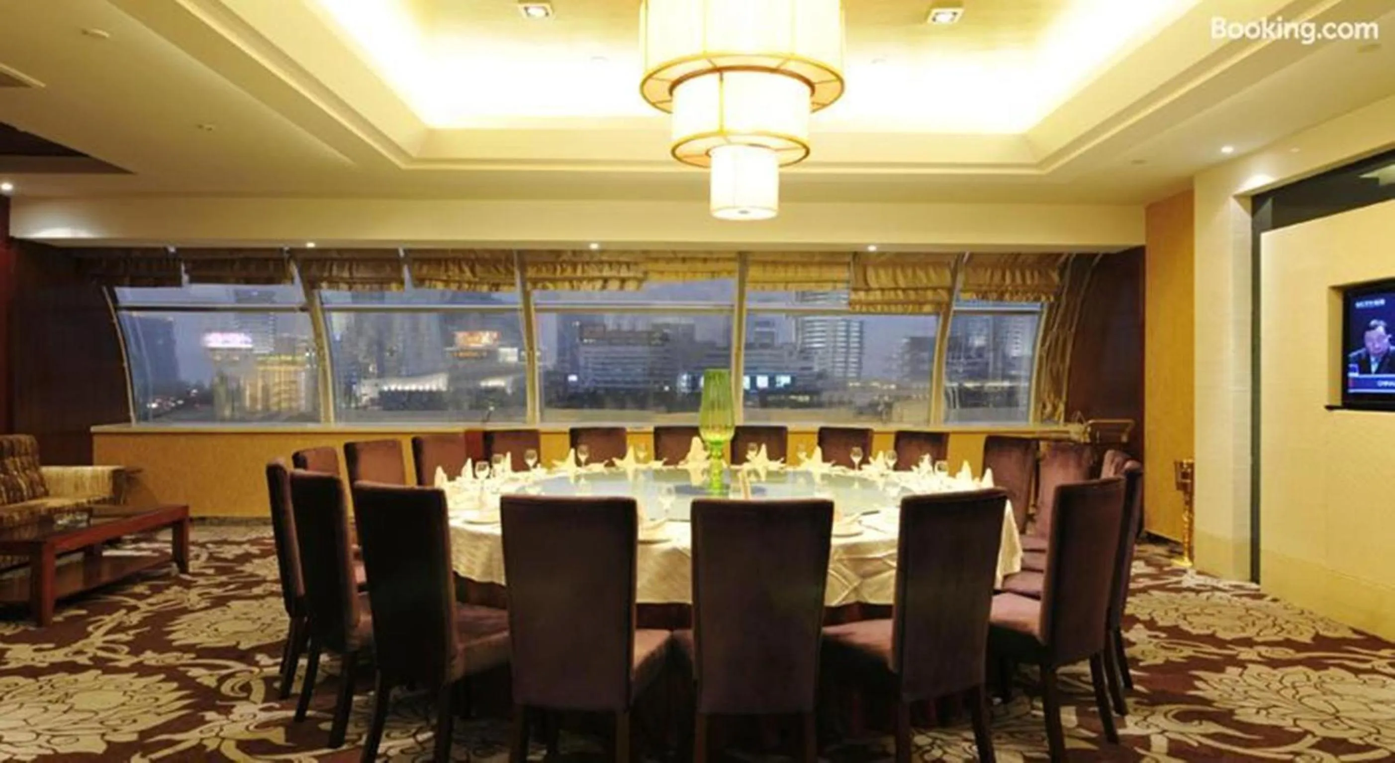 Restaurant/places to eat in Golden Port Hotel