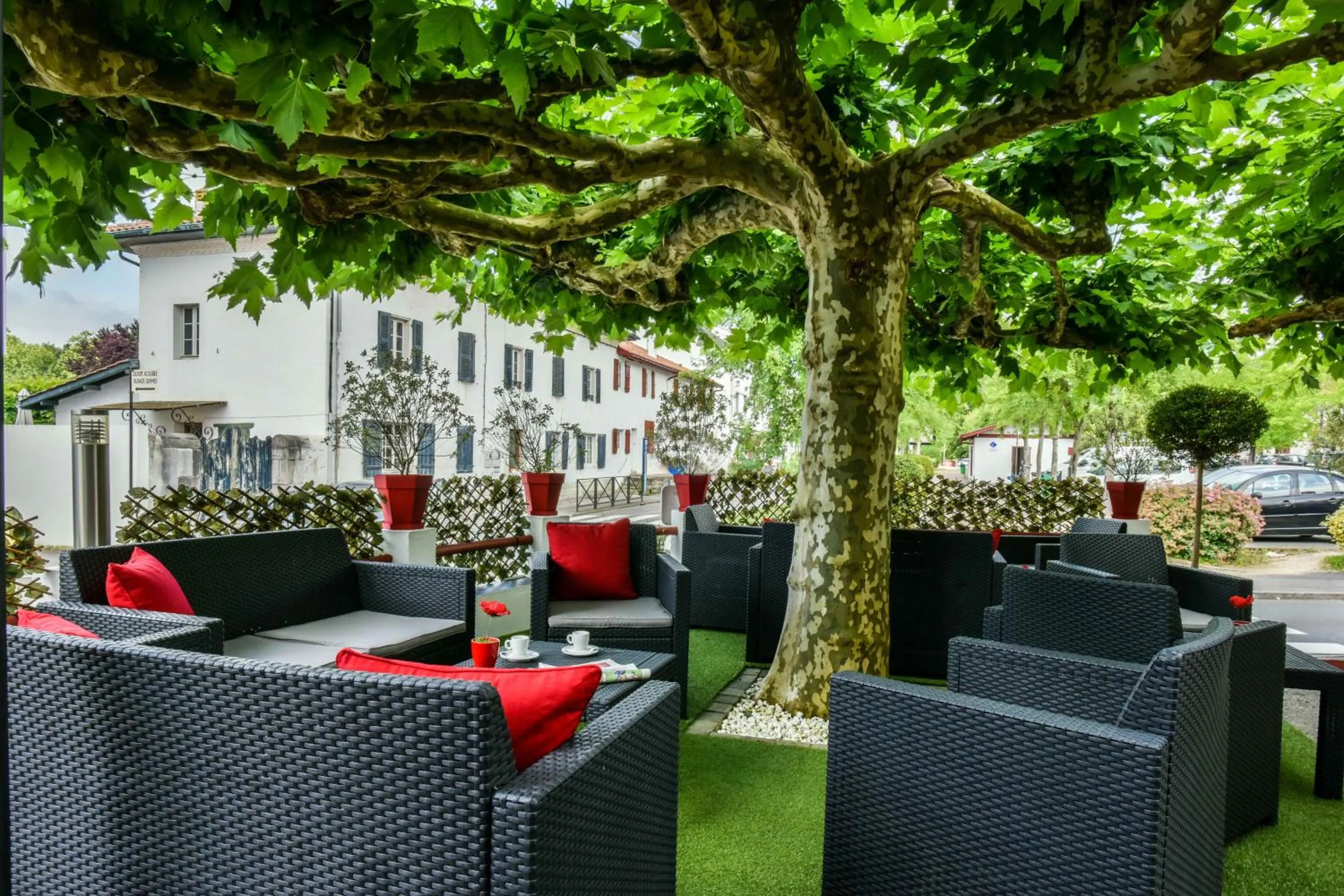 Patio in Hôtel Auberge l'Estanquet