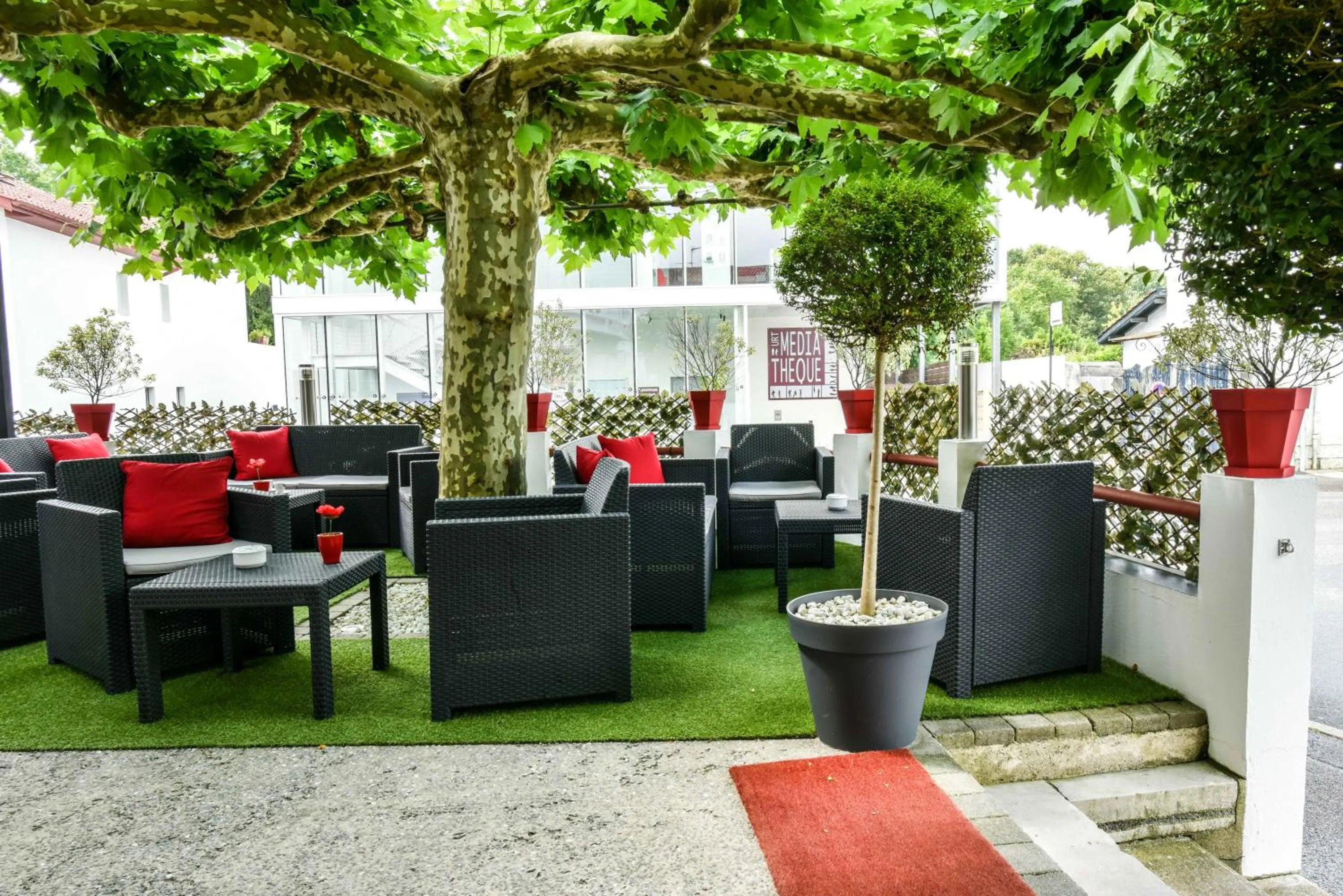 Patio in Hôtel Auberge l'Estanquet