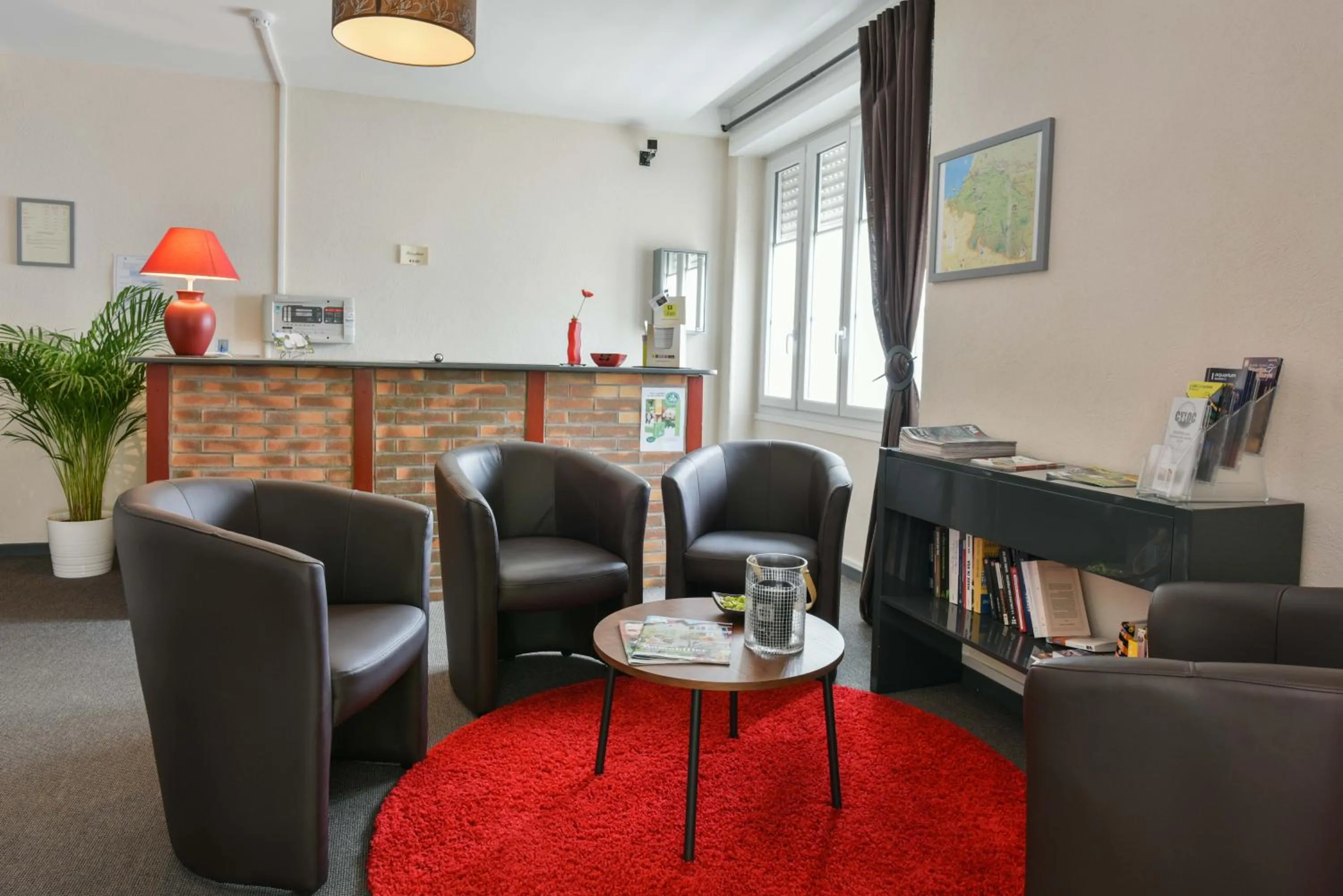 Communal lounge/ TV room in Hôtel Auberge l'Estanquet