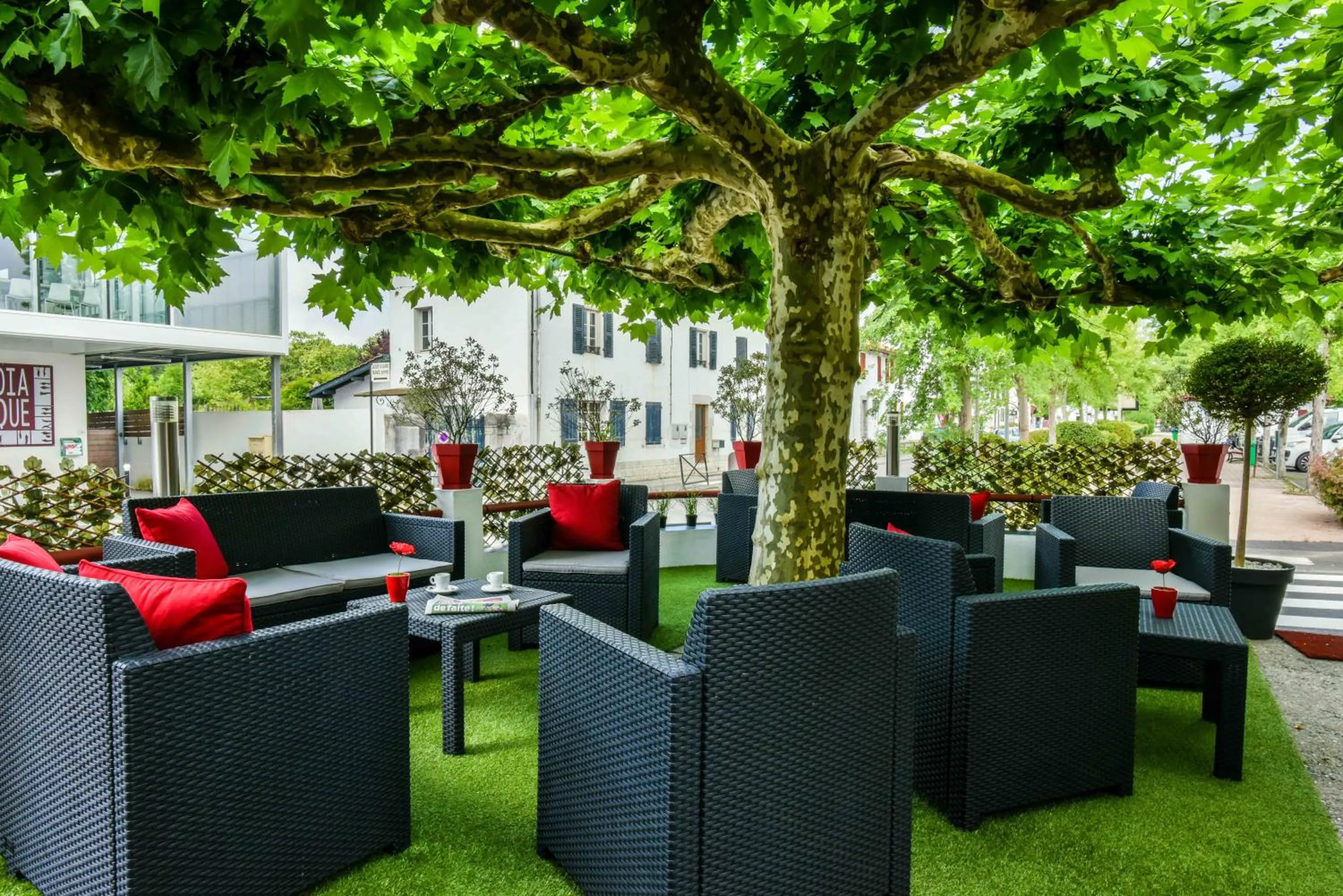 Patio in Hôtel Auberge l'Estanquet